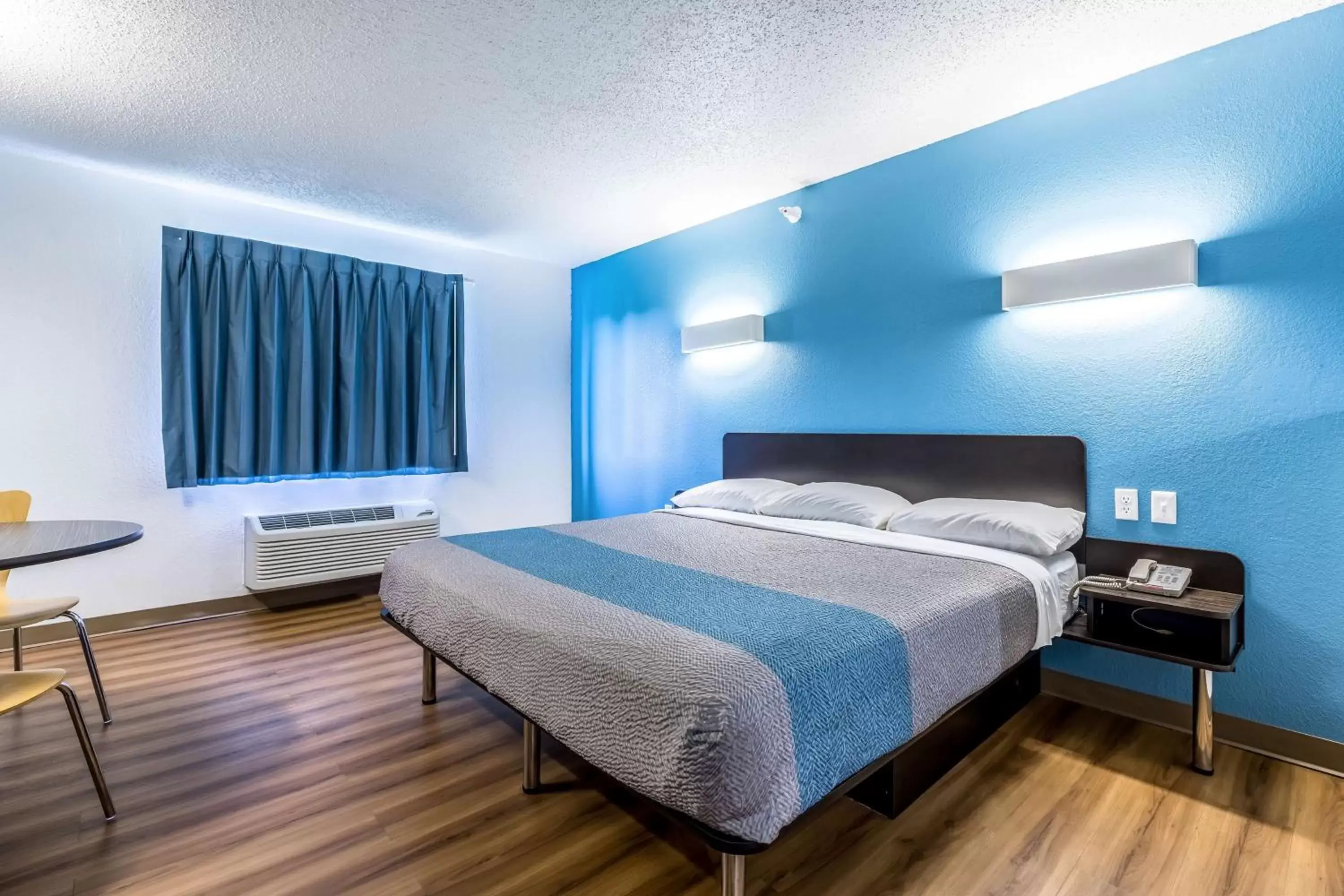 Bedroom, Bed in Motel 6-Indianapolis, IN - Southport Bedroom, Bed in Motel 6-Indianapolis, IN - Southport