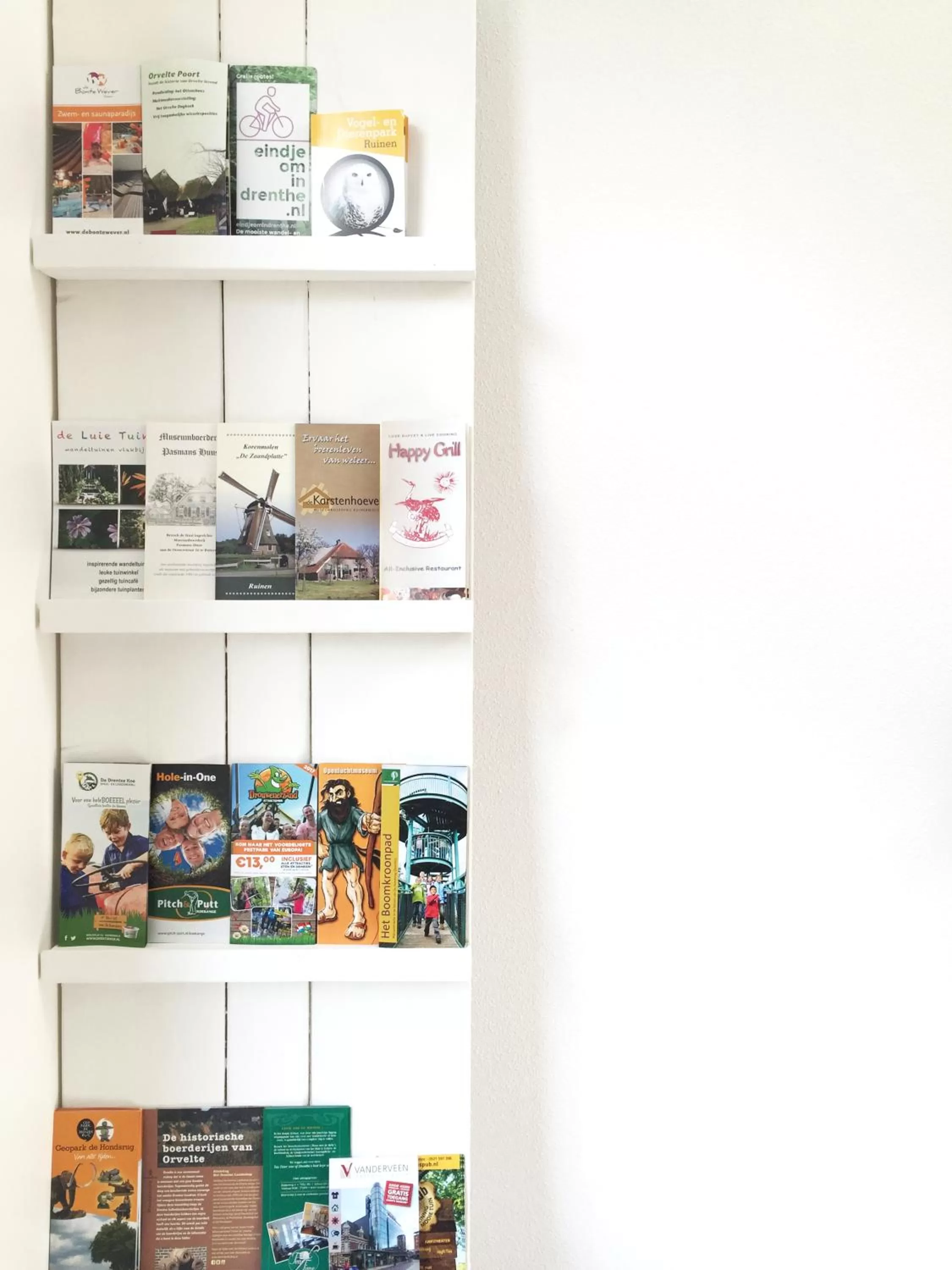 Library in B&B De Achterdiek