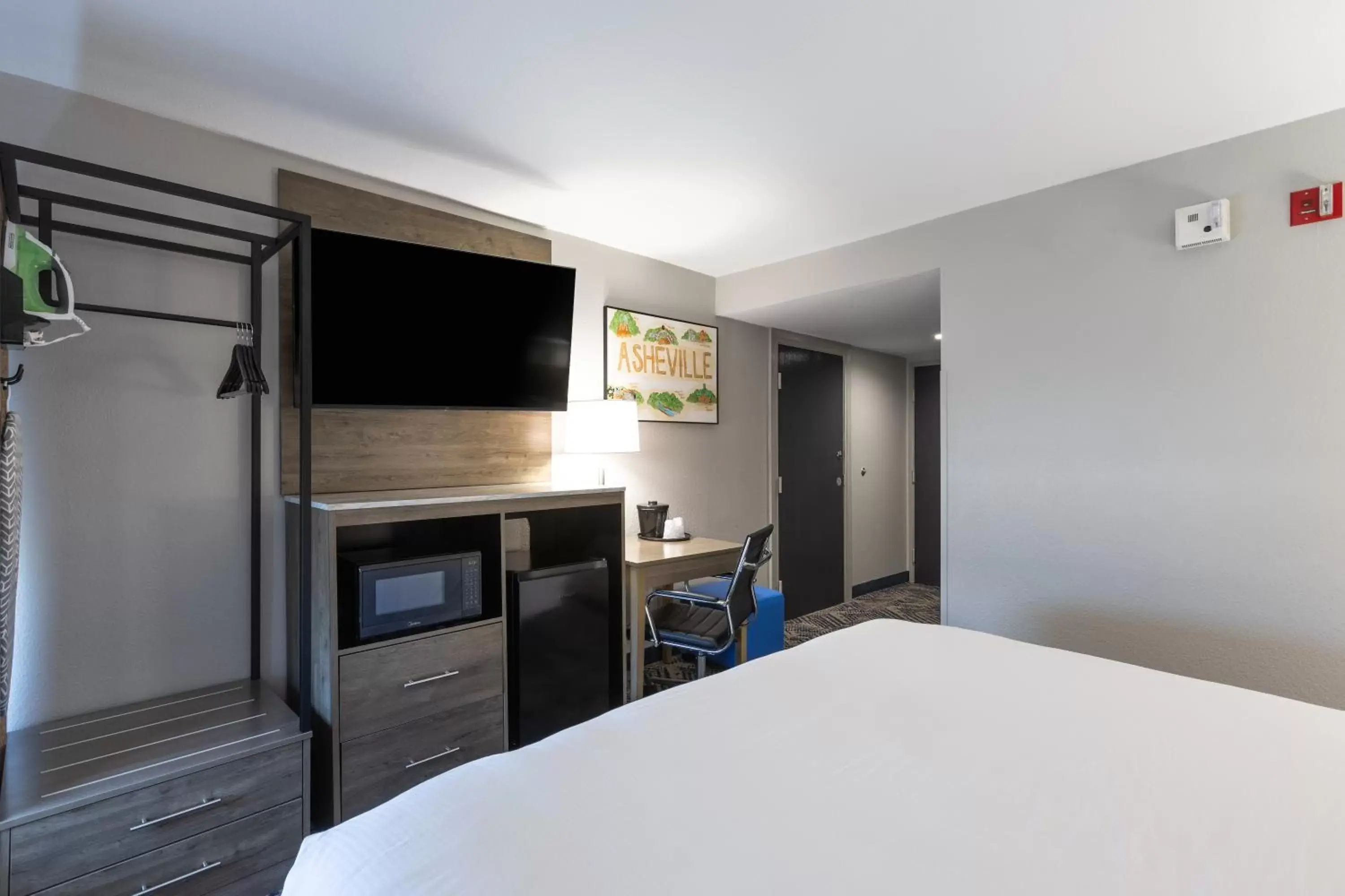 TV and multimedia, Bed in Rodeway Inn & Suites near Outlet Mall - Asheville