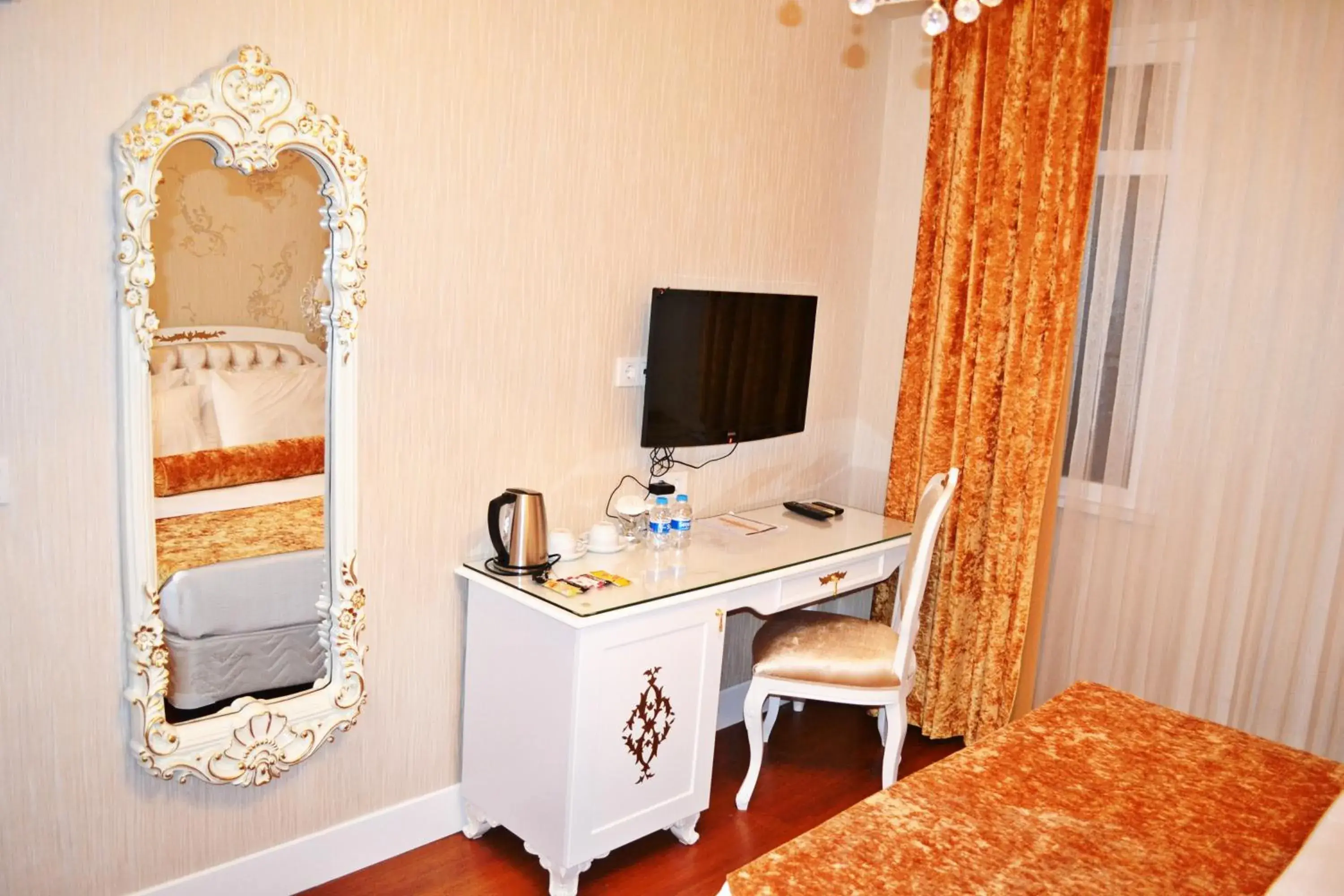 Bed, TV/Entertainment Center in Alyon Hotel Taksim