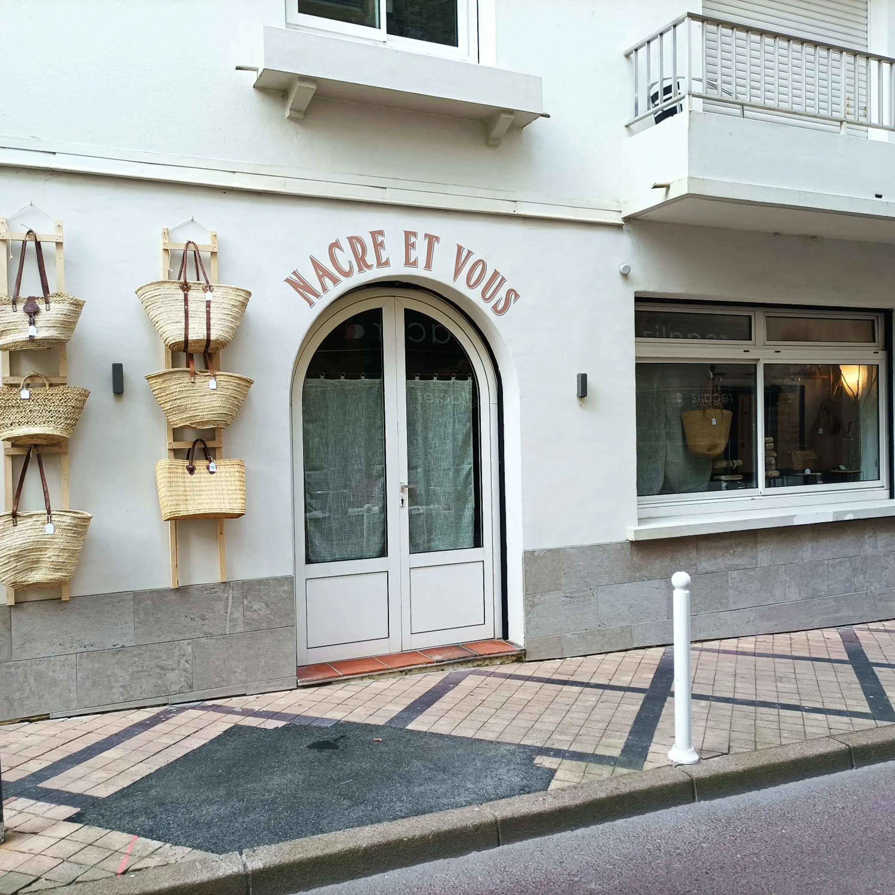 Shopping Area, Property Building in Brit Hotel Marbella