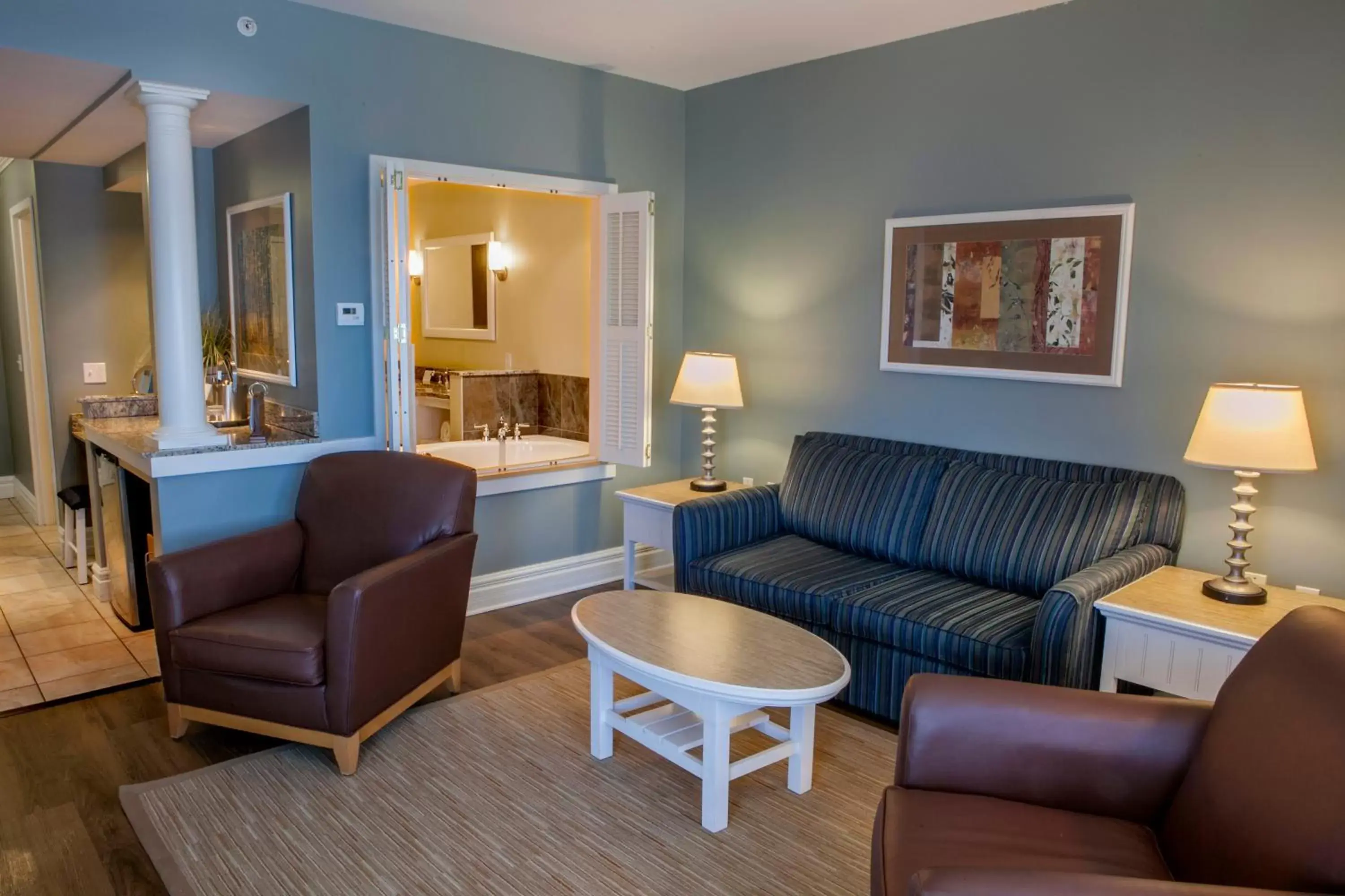Living room, Seating Area in Watkins Glen Harbor Hotel