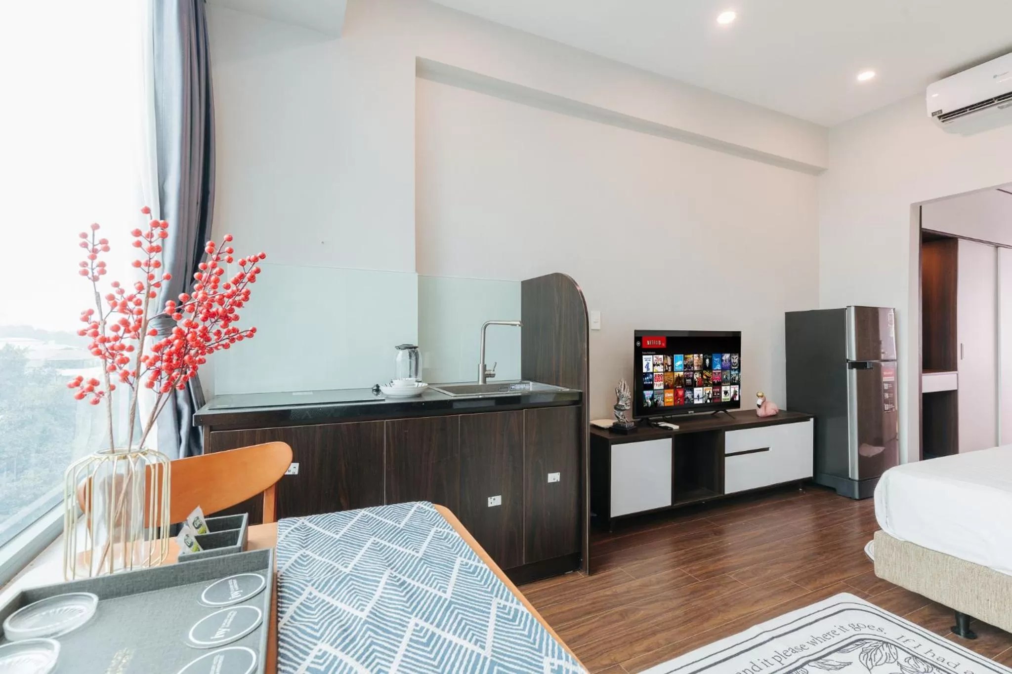 TV and multimedia, TV/Entertainment Center in Ivy Hotel & Apartment