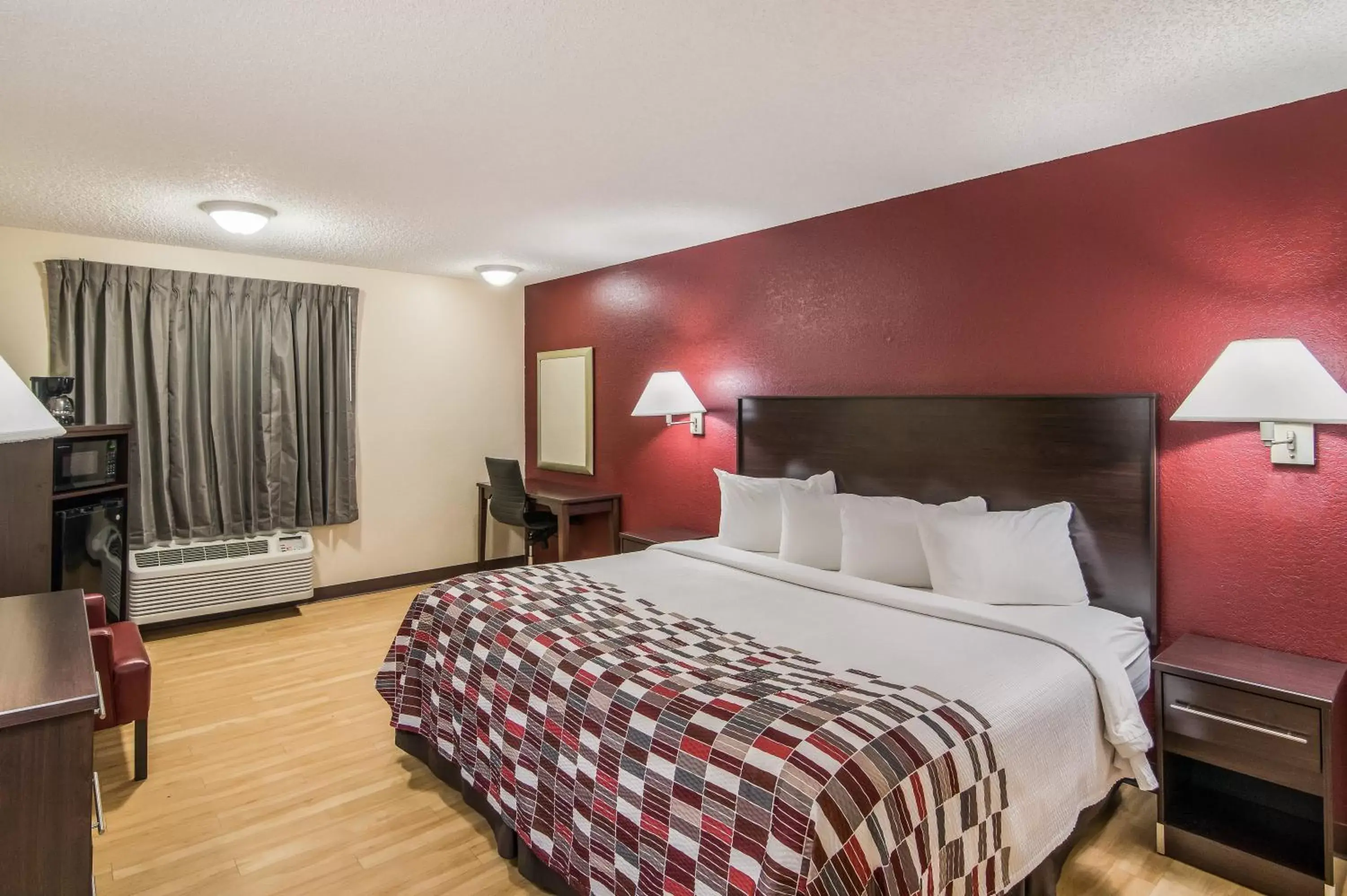 Bedroom, Bed in Red Roof Inn & Suites Pensacola East - Milton