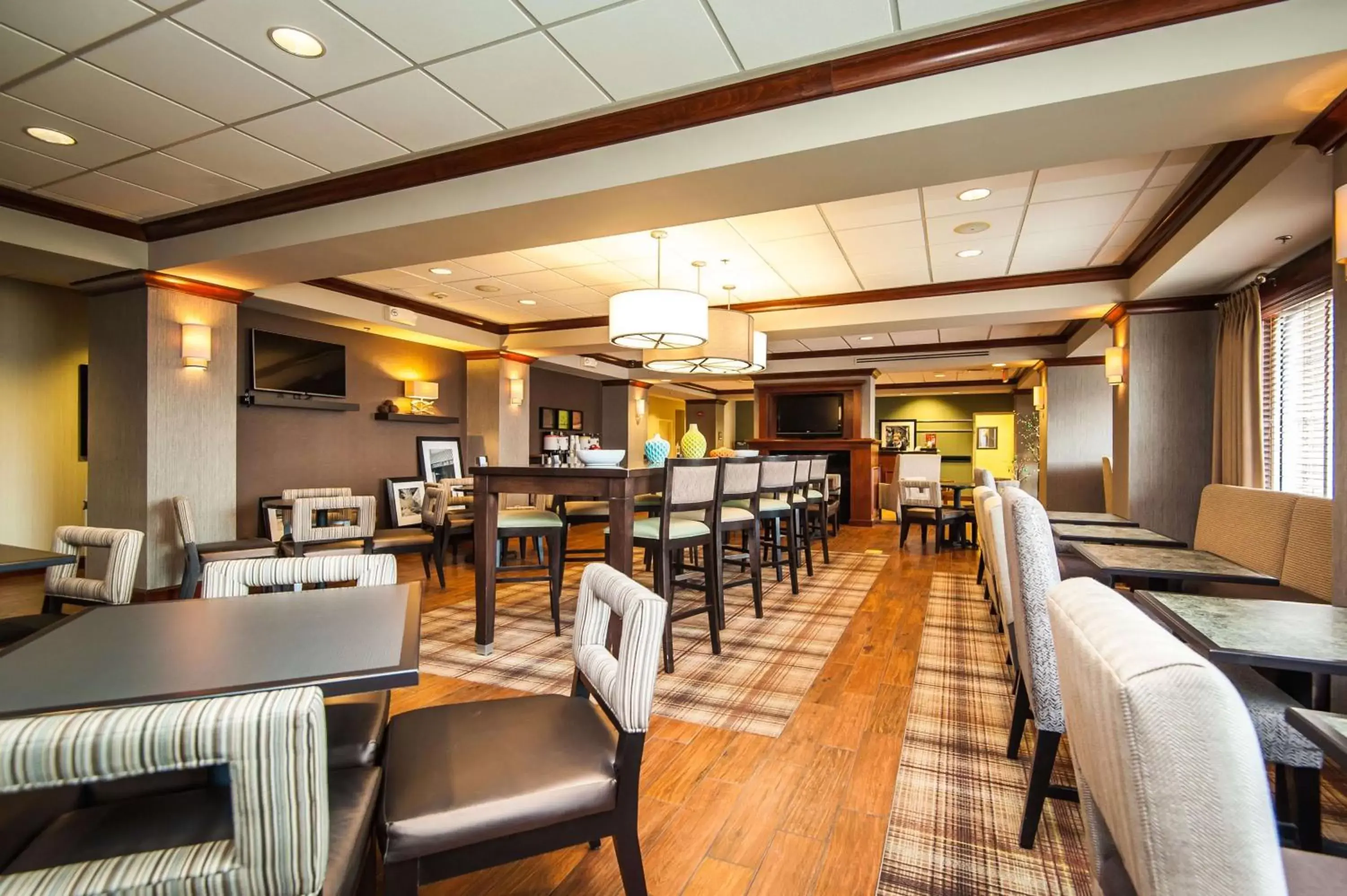 Dining area, Restaurant/Places to Eat in Hampton Inn South Kingstown - Newport Area