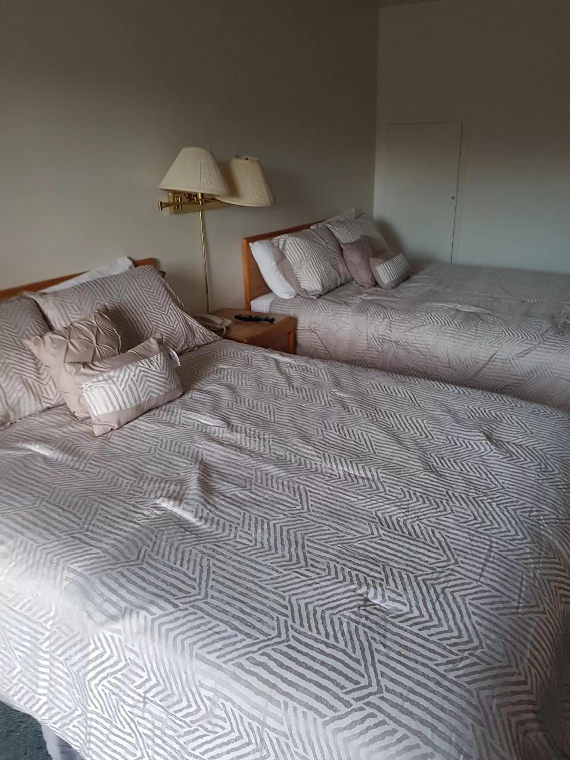 Bed in Covered Bridge Inn & Suites