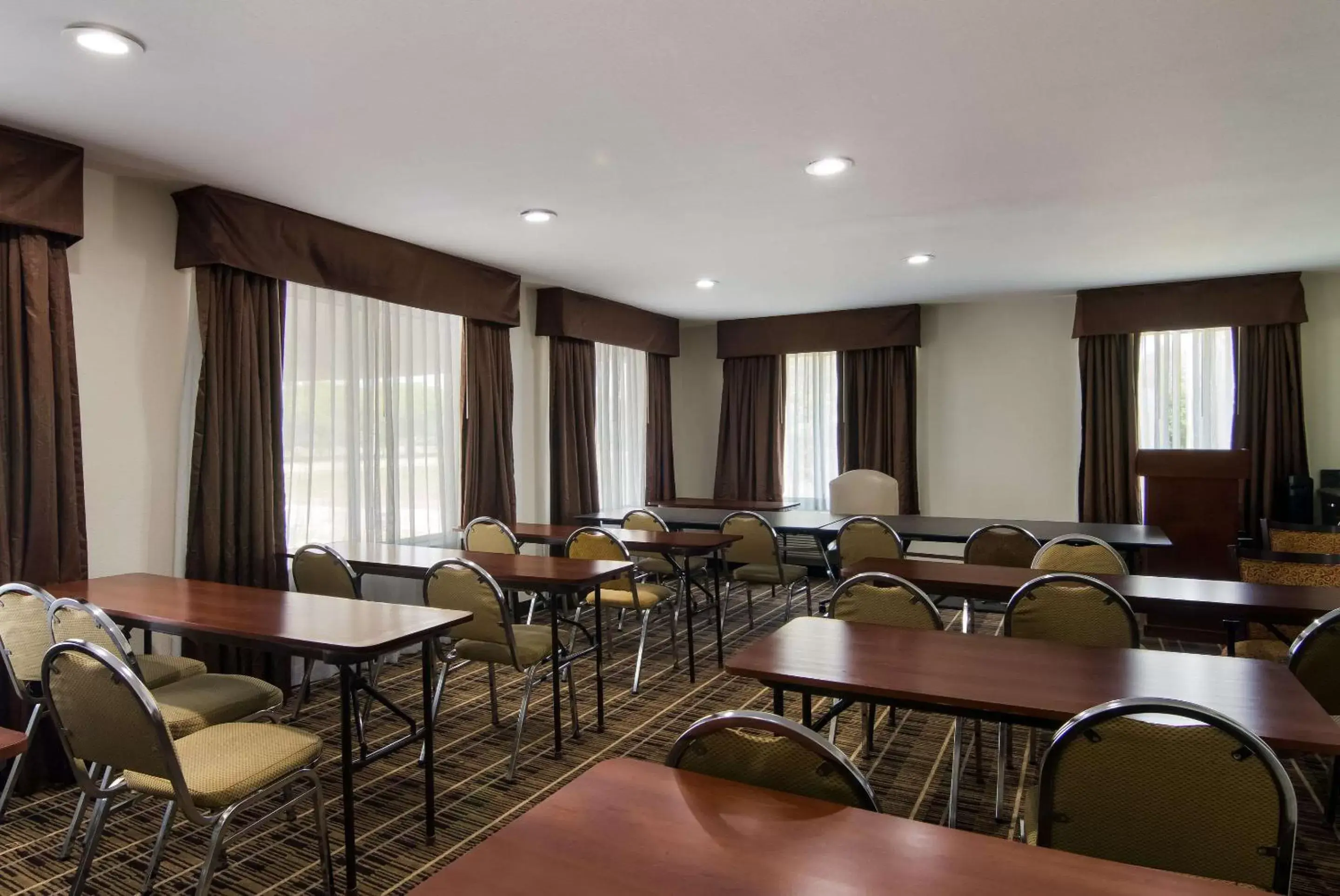 Meeting/conference room, Restaurant/Places to Eat in Quality Inn Aurora - Naperville Area