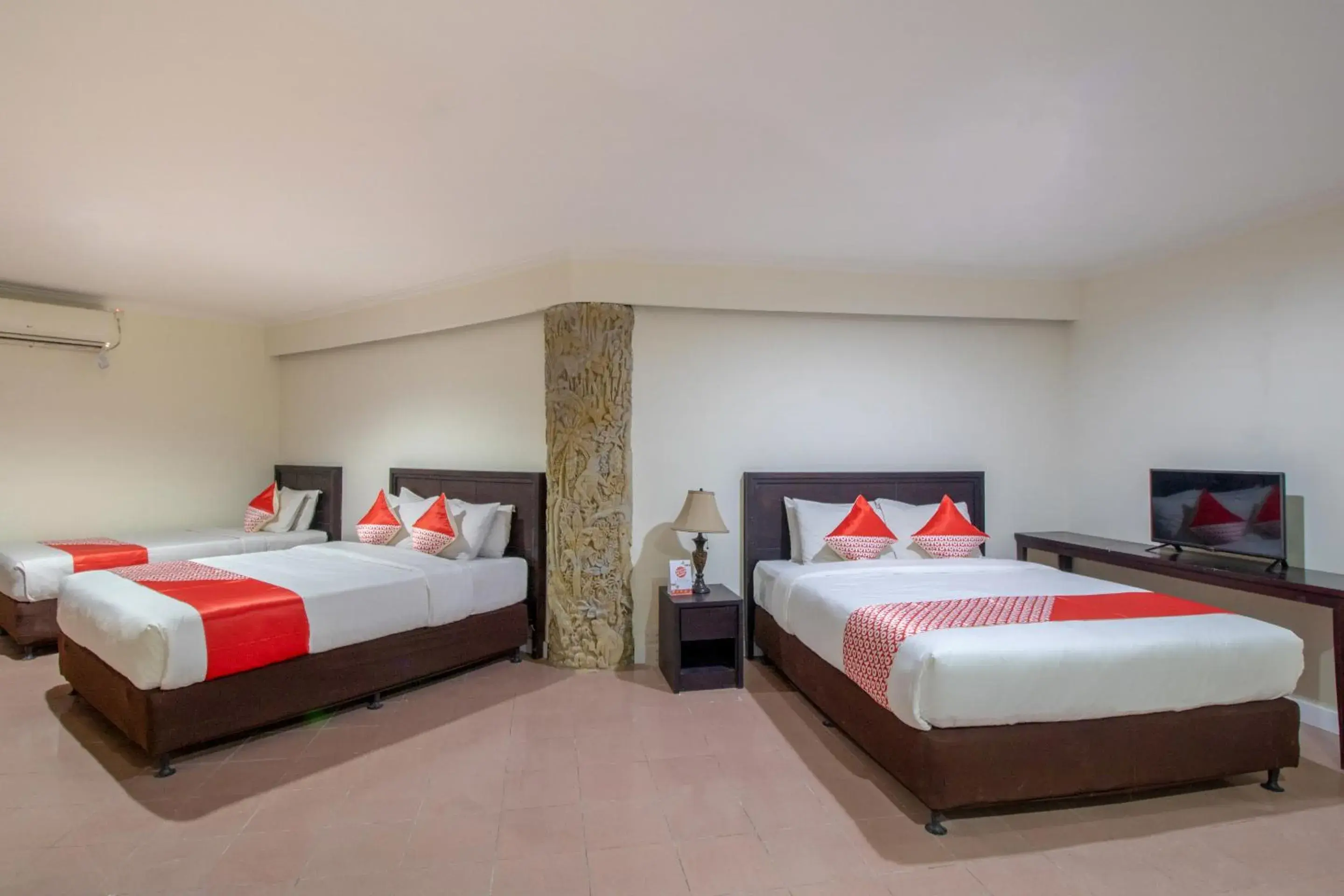 Bedroom, Bed in SUPER OYO Flagship 2688 Guntur Hotel