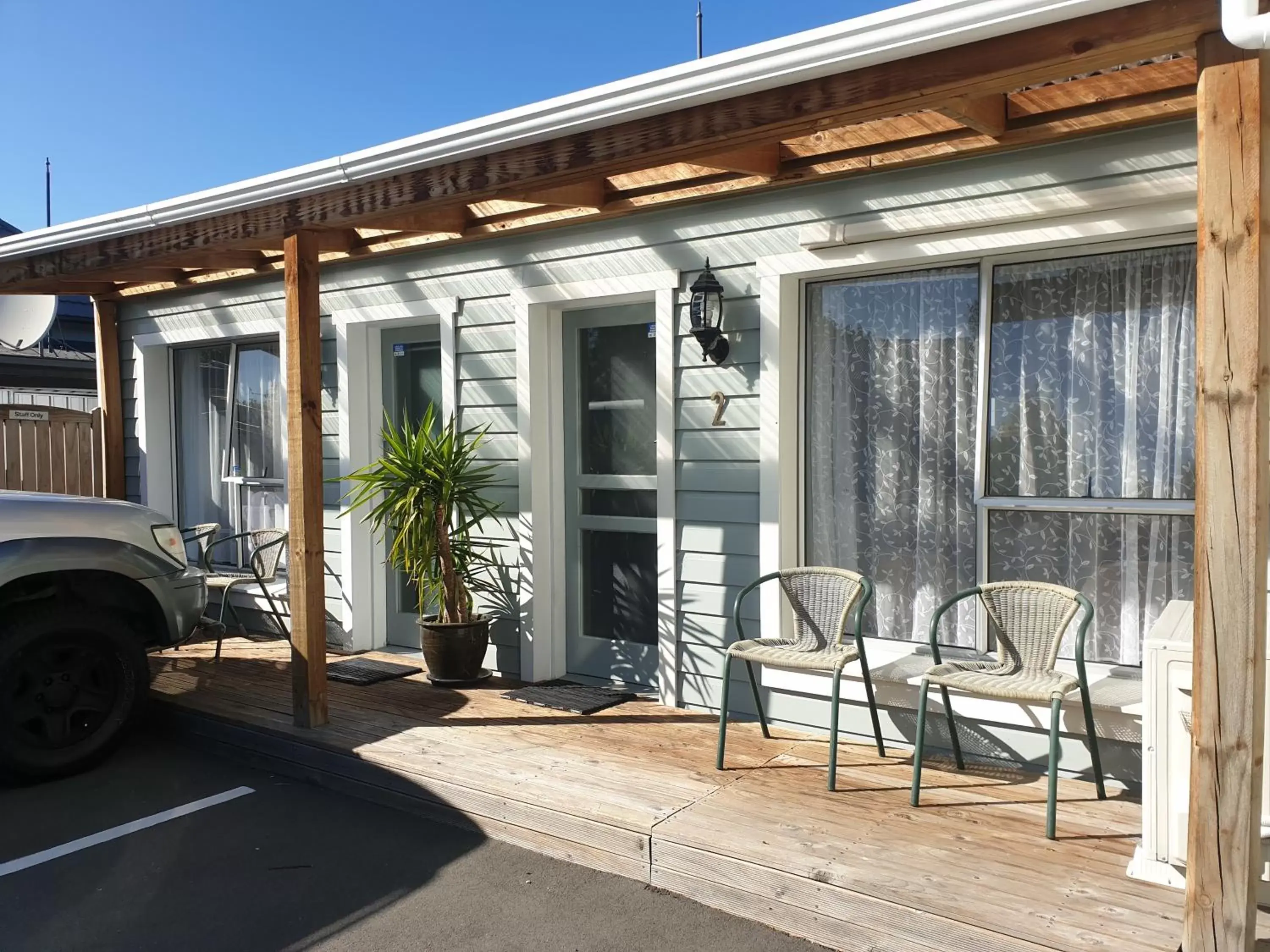 Patio in Cranford Cottages and Motel