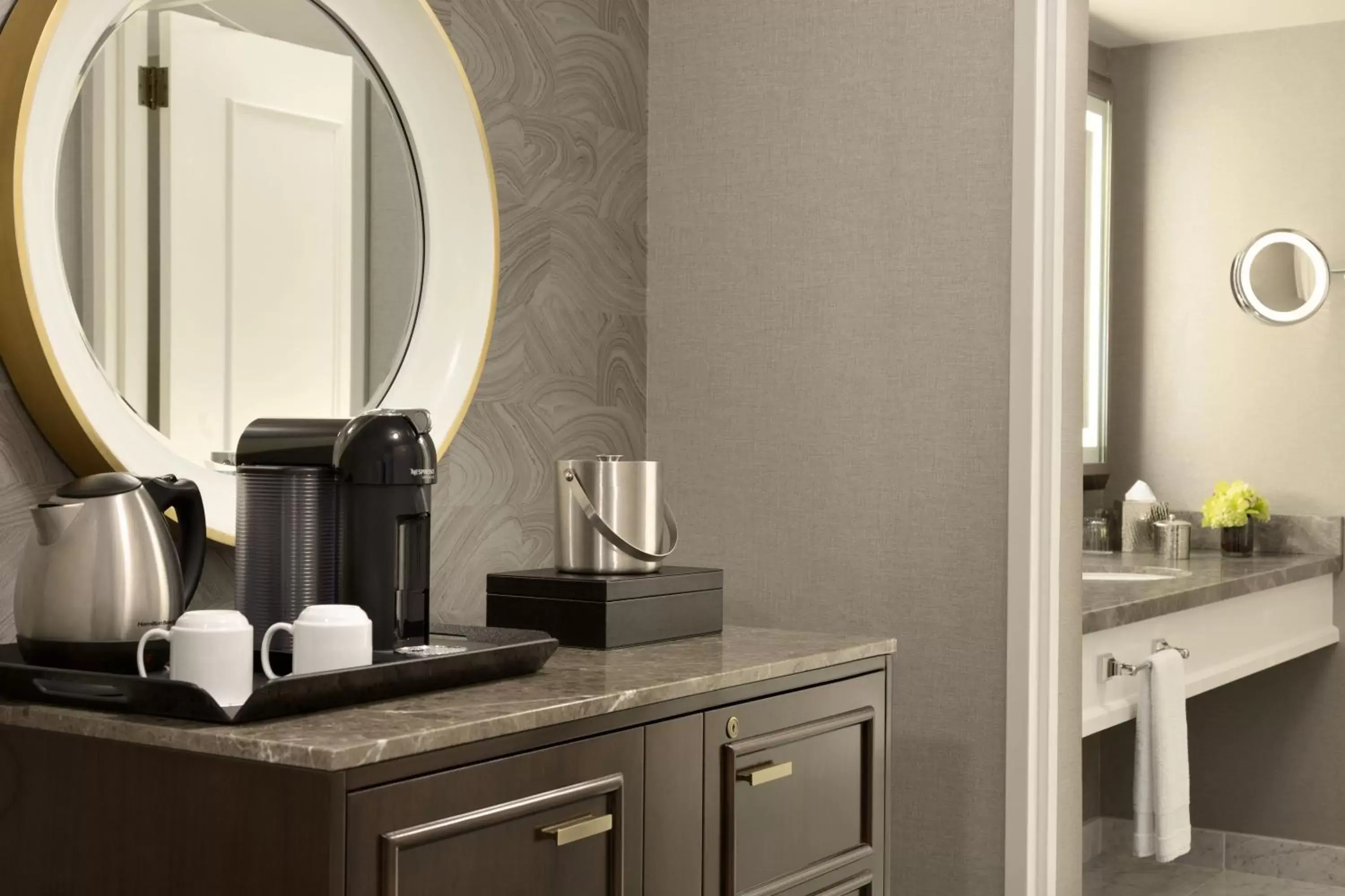 Coffee/tea facilities, Bathroom in Fairmont Olympic Hotel