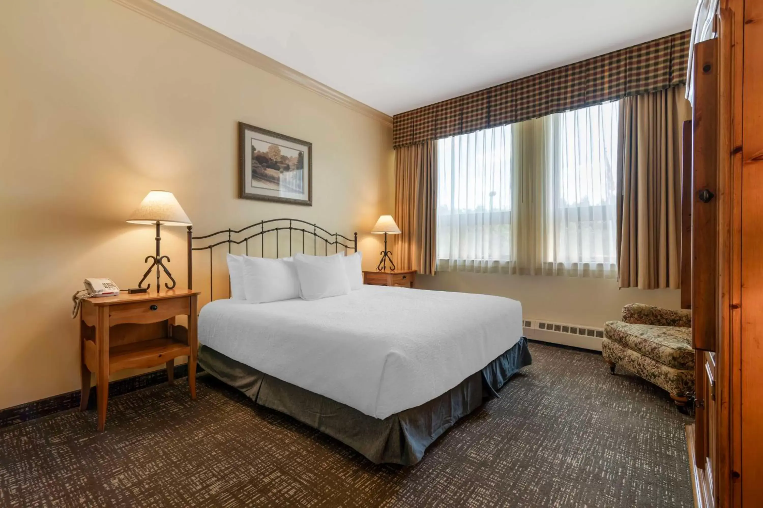 King Suite with Roll-In Shower - Disability Access in Best Western Plus Waterbury - Stowe