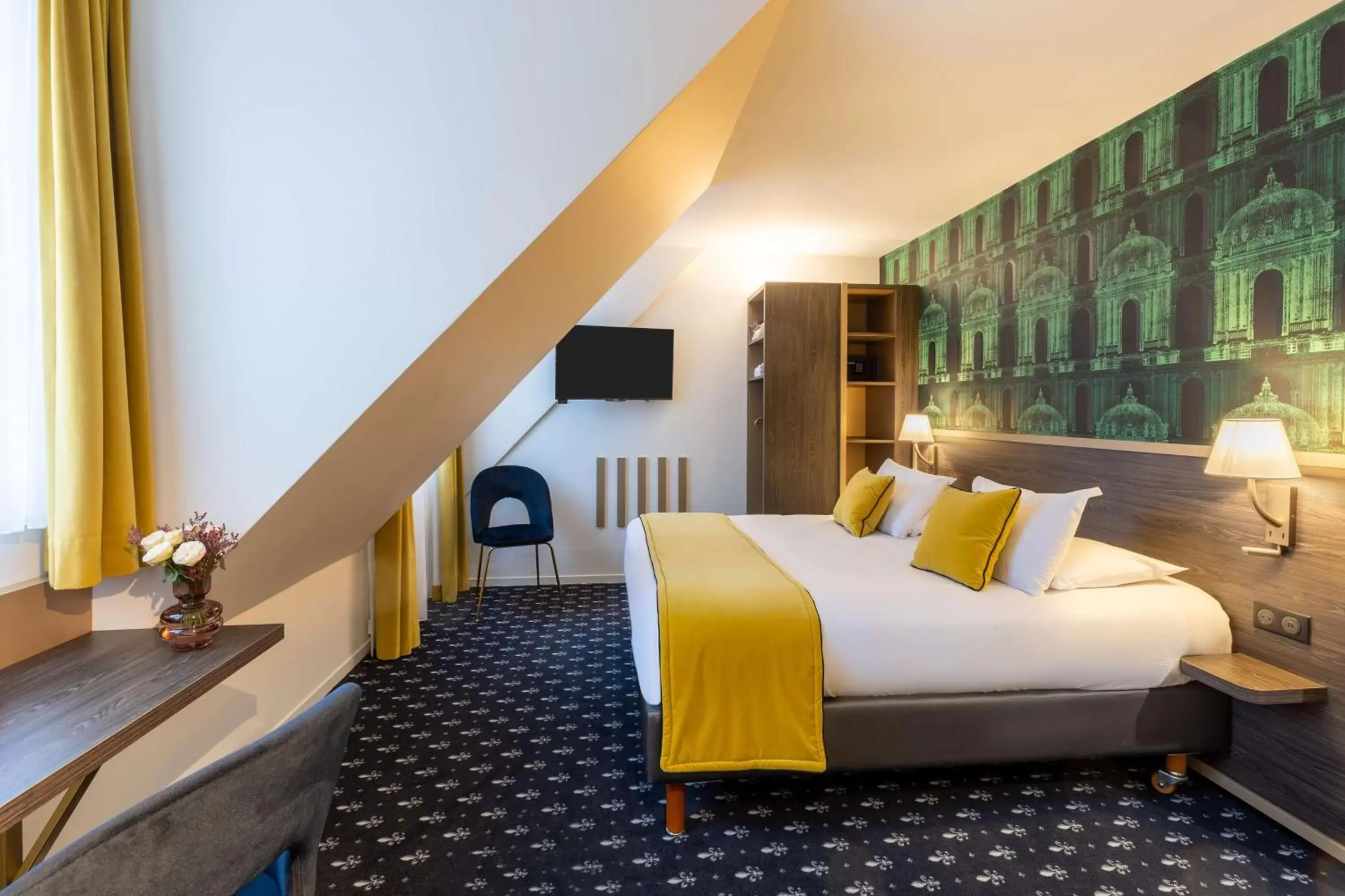 Bed in Best Western Royal Hotel Caen