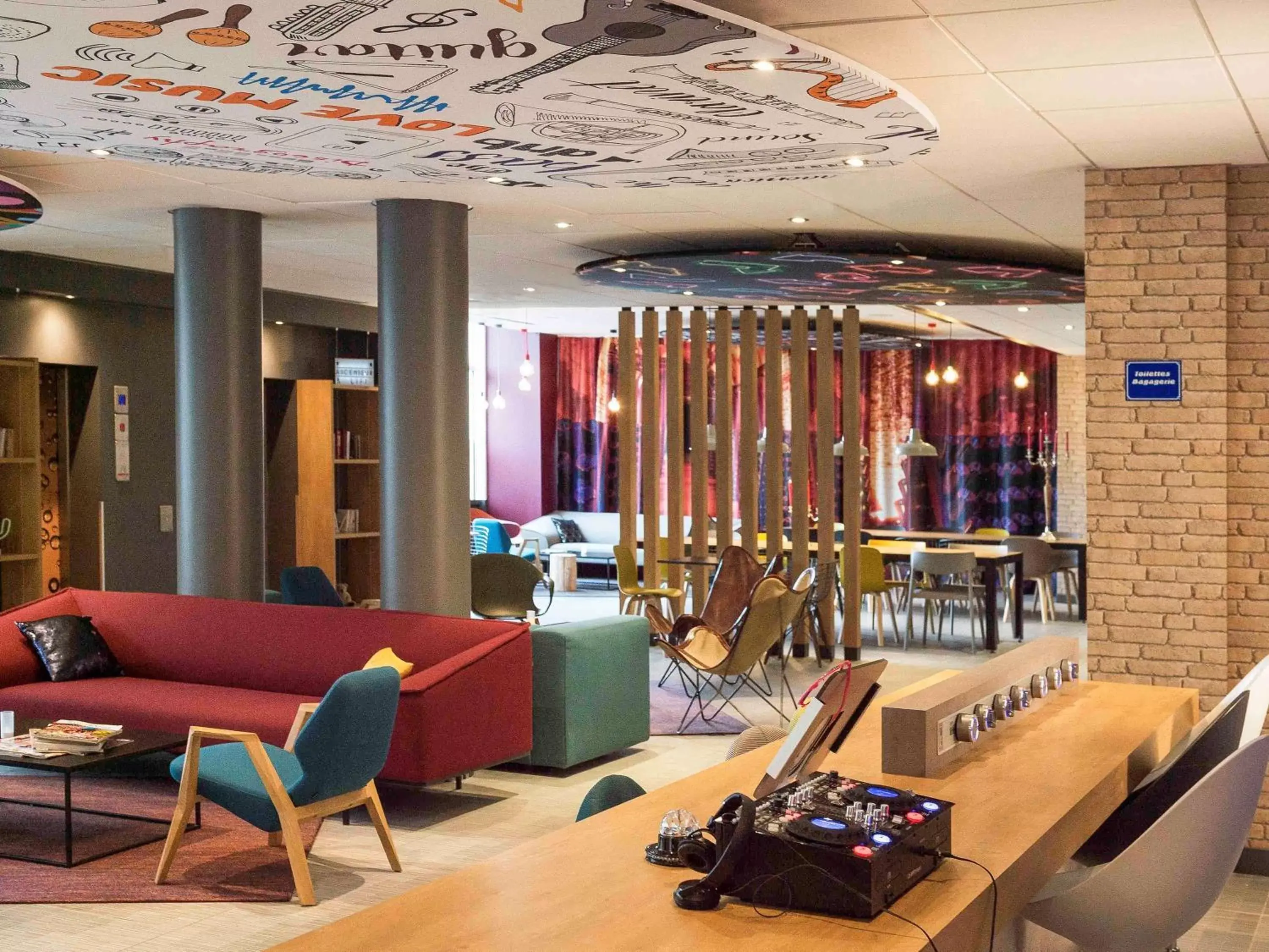 Lounge or bar in ibis Reims Centre