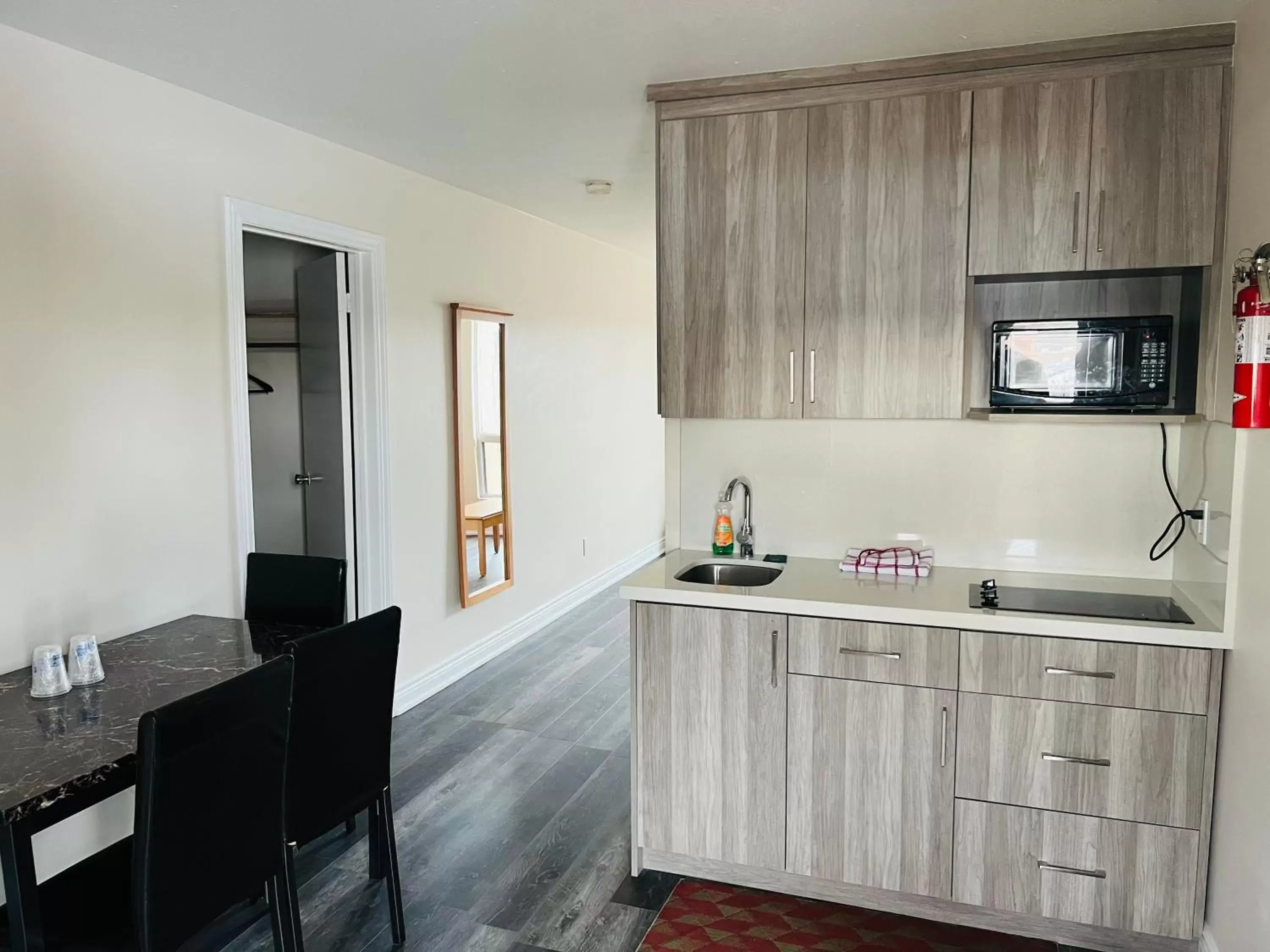 Kitchen/Kitchenette in Borden Inn and Suites