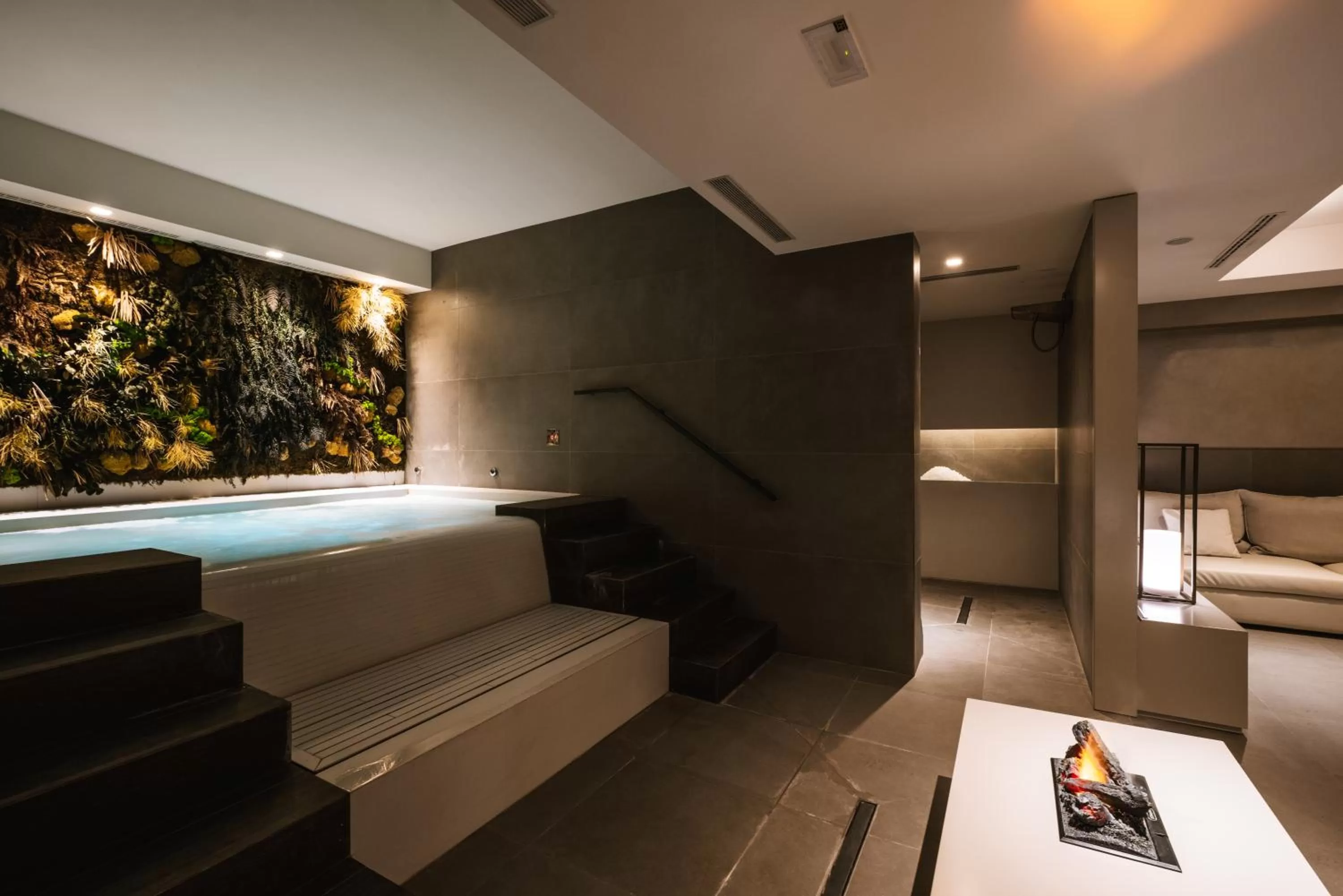 Hot Tub, Bed in Hotel De La Ville