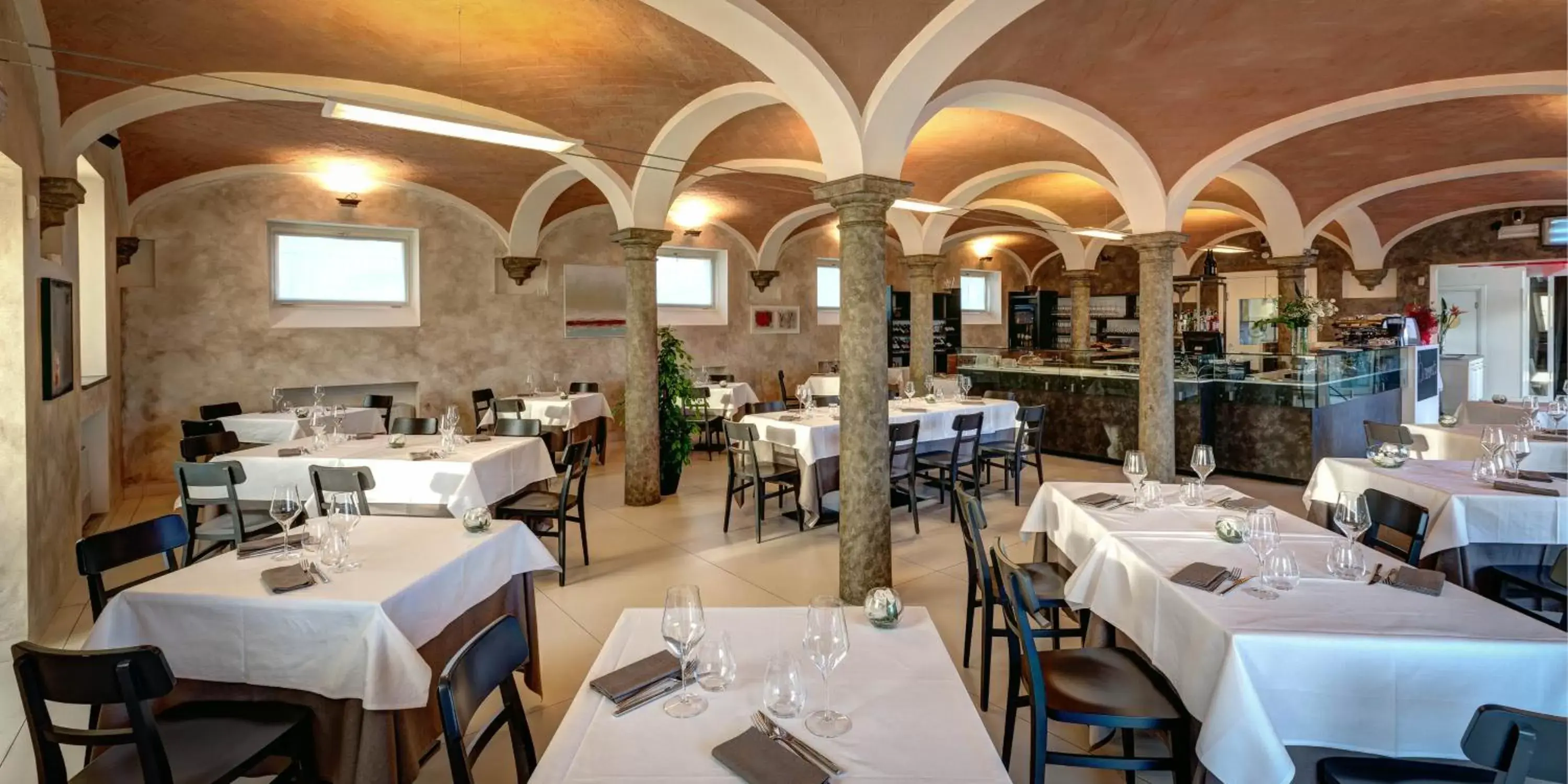 Restaurant/Places to Eat in Hotel Forlanini 52