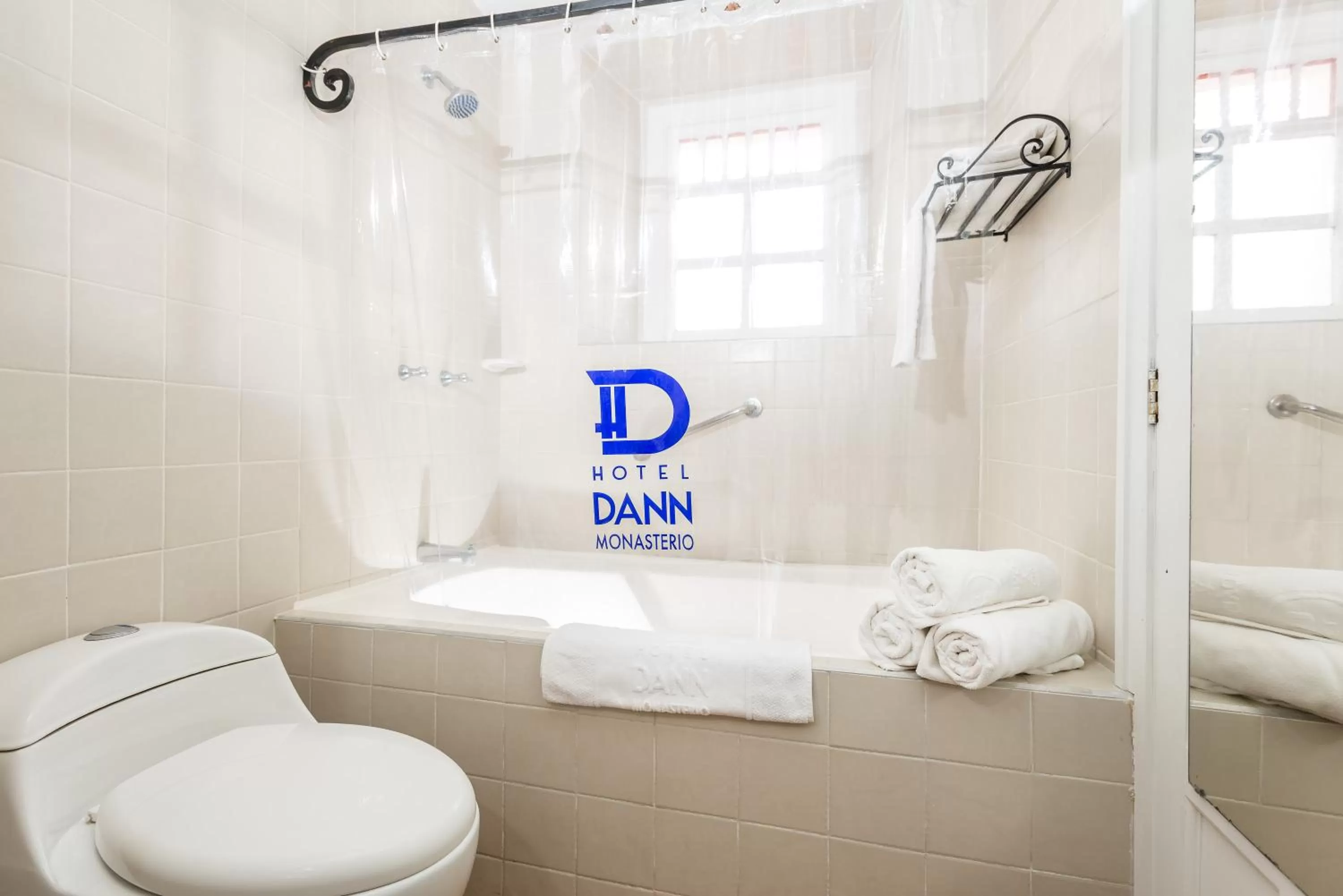 Bathroom in Hotel Dann Monasterio
