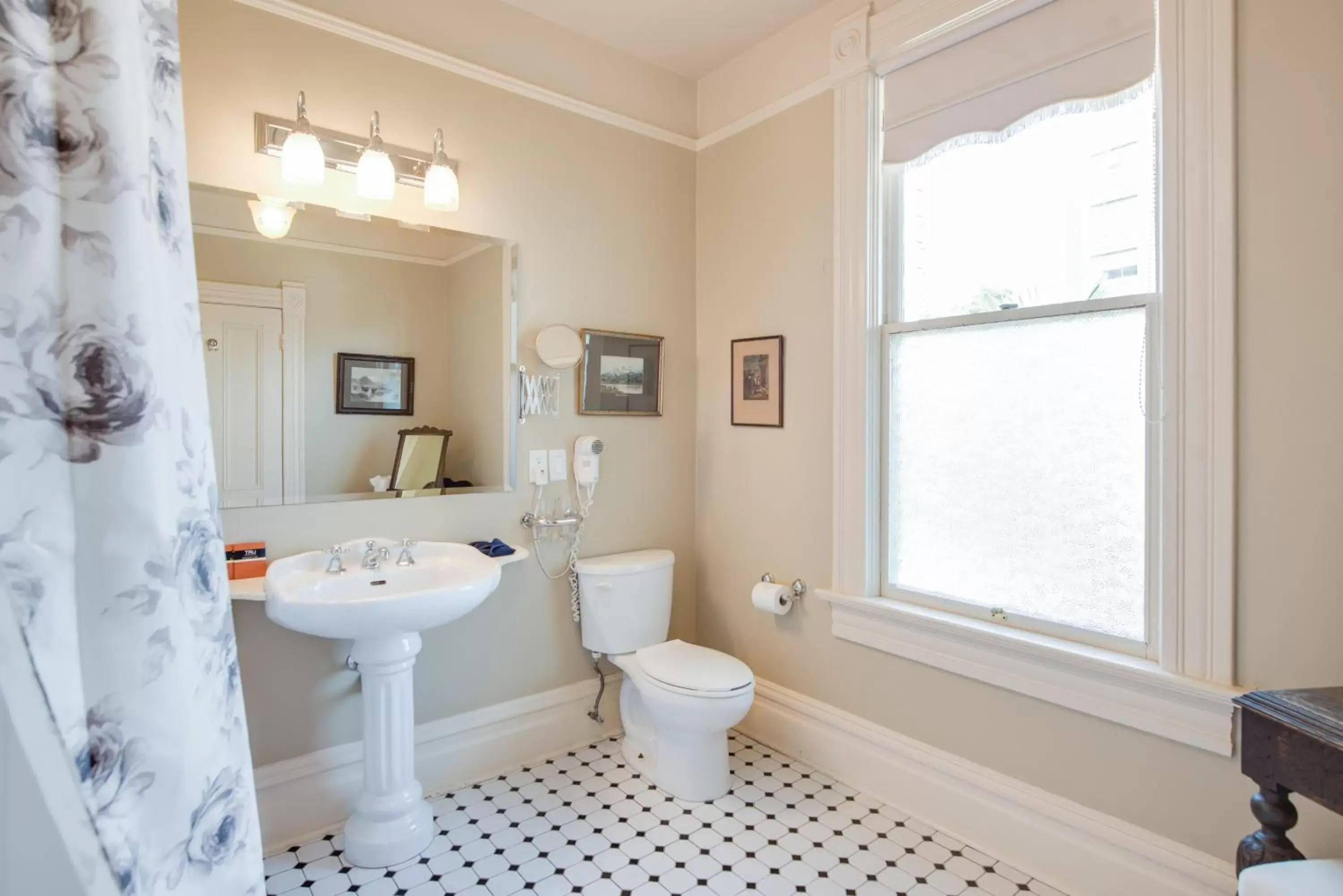 Toilet, Bathroom in O Canada House Bed & Breakfast