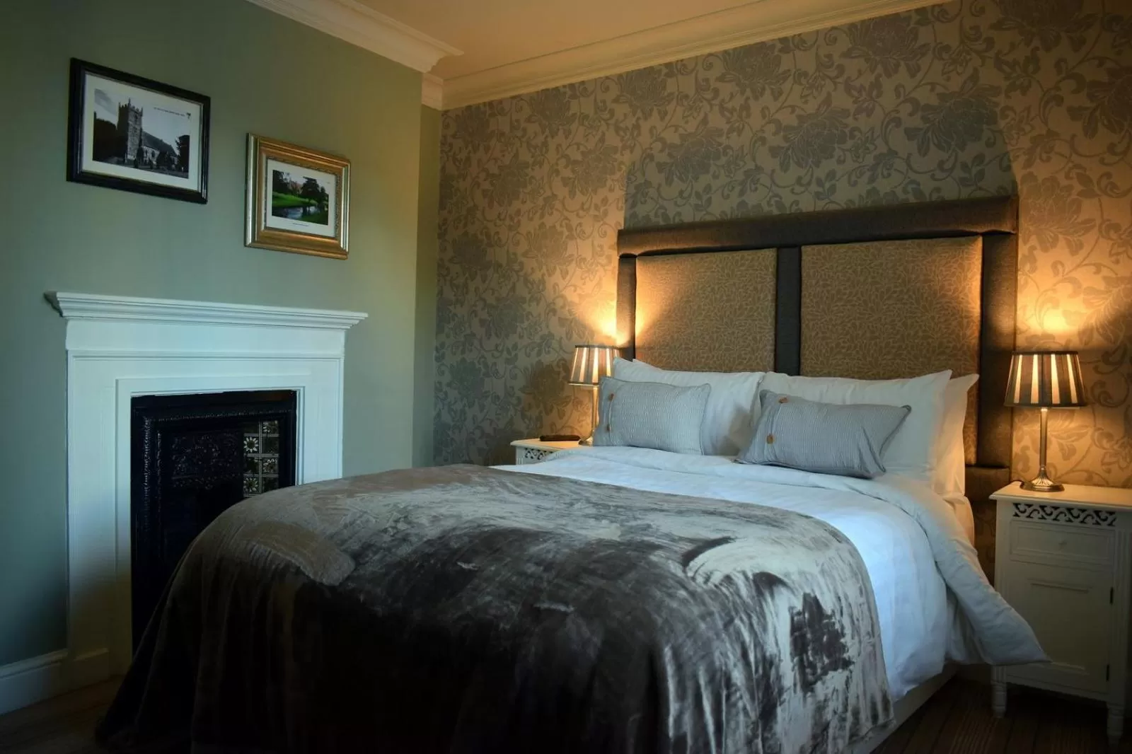 Bed in Greyhound Inn Wilton