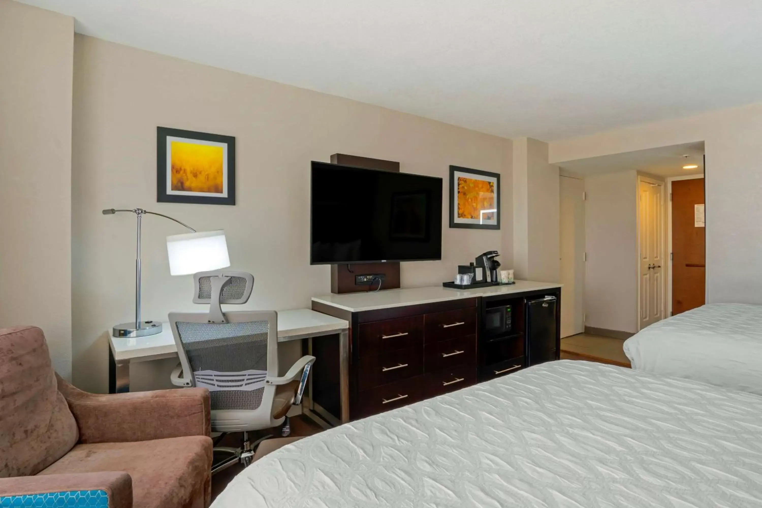 Bedroom, TV/Entertainment Center in Premier Jacksonville Deerwood Hotel