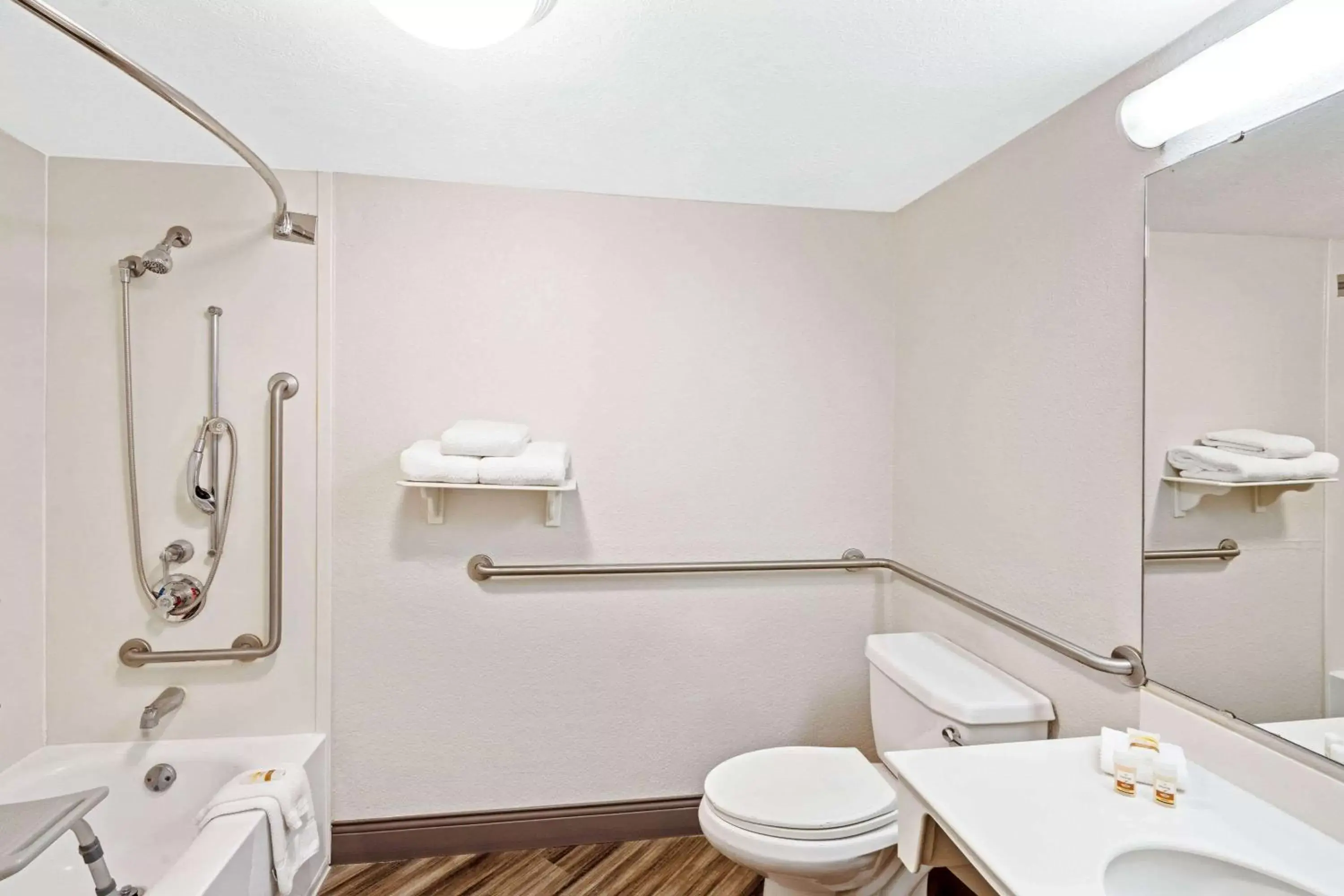Bathroom in La Quinta by Wyndham Houston West Park 10