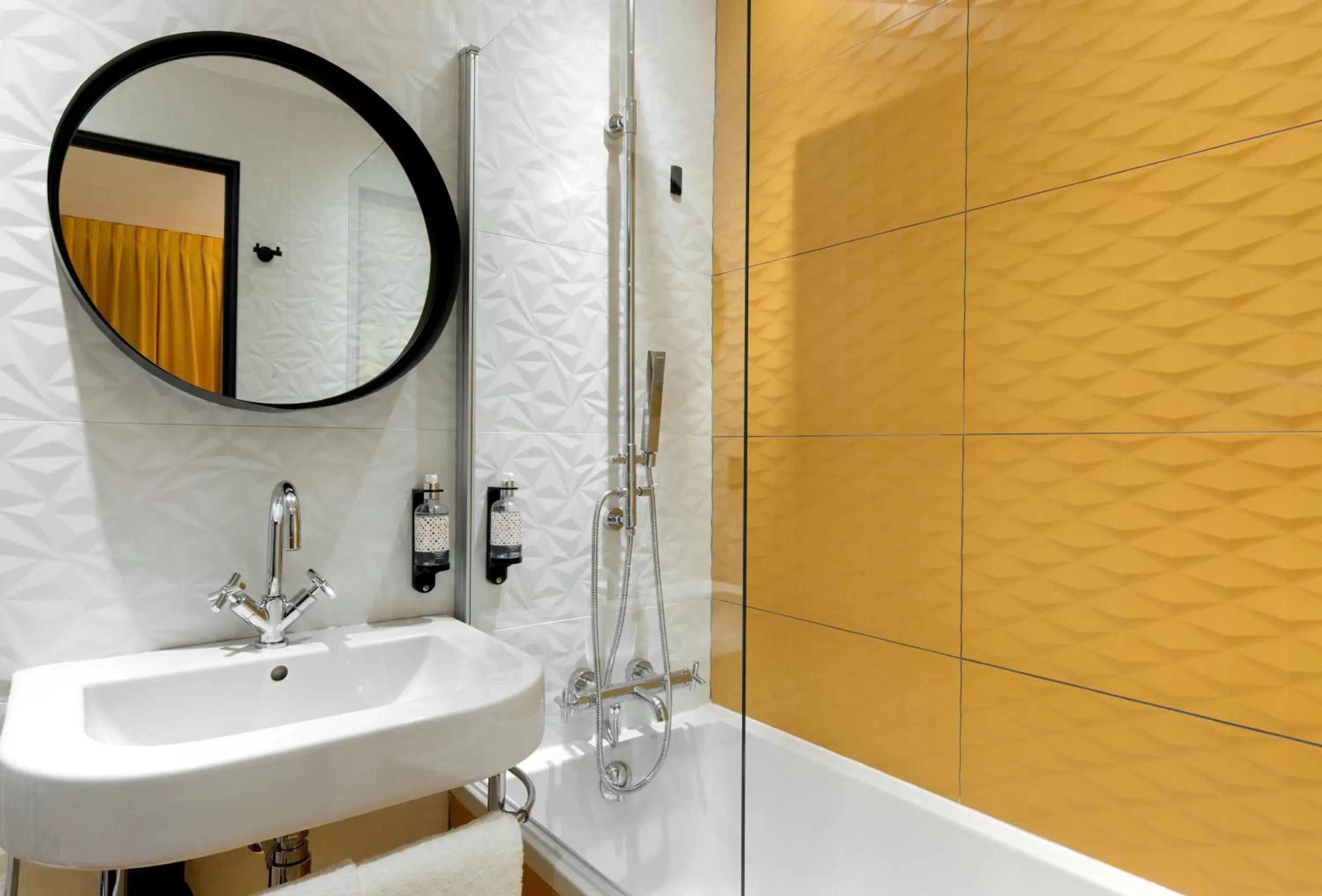 Bathroom in Hôtel Montmorency & Spa