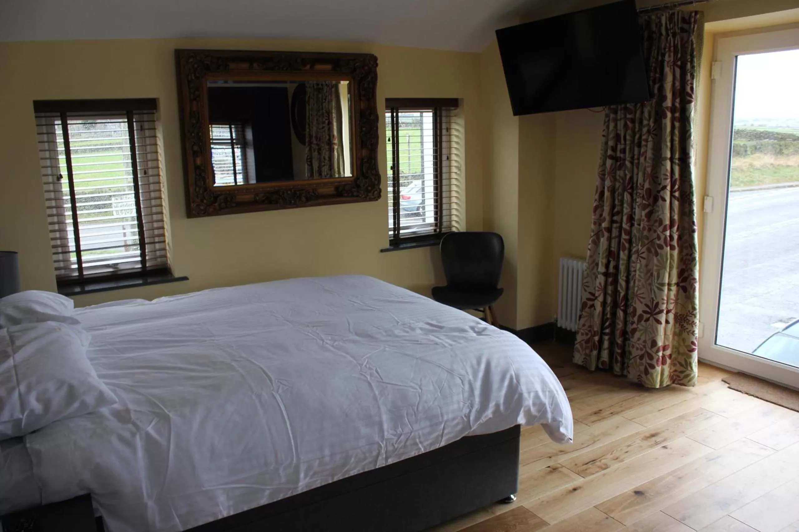 Deluxe Double Room with Bath in The Boshaw Trout