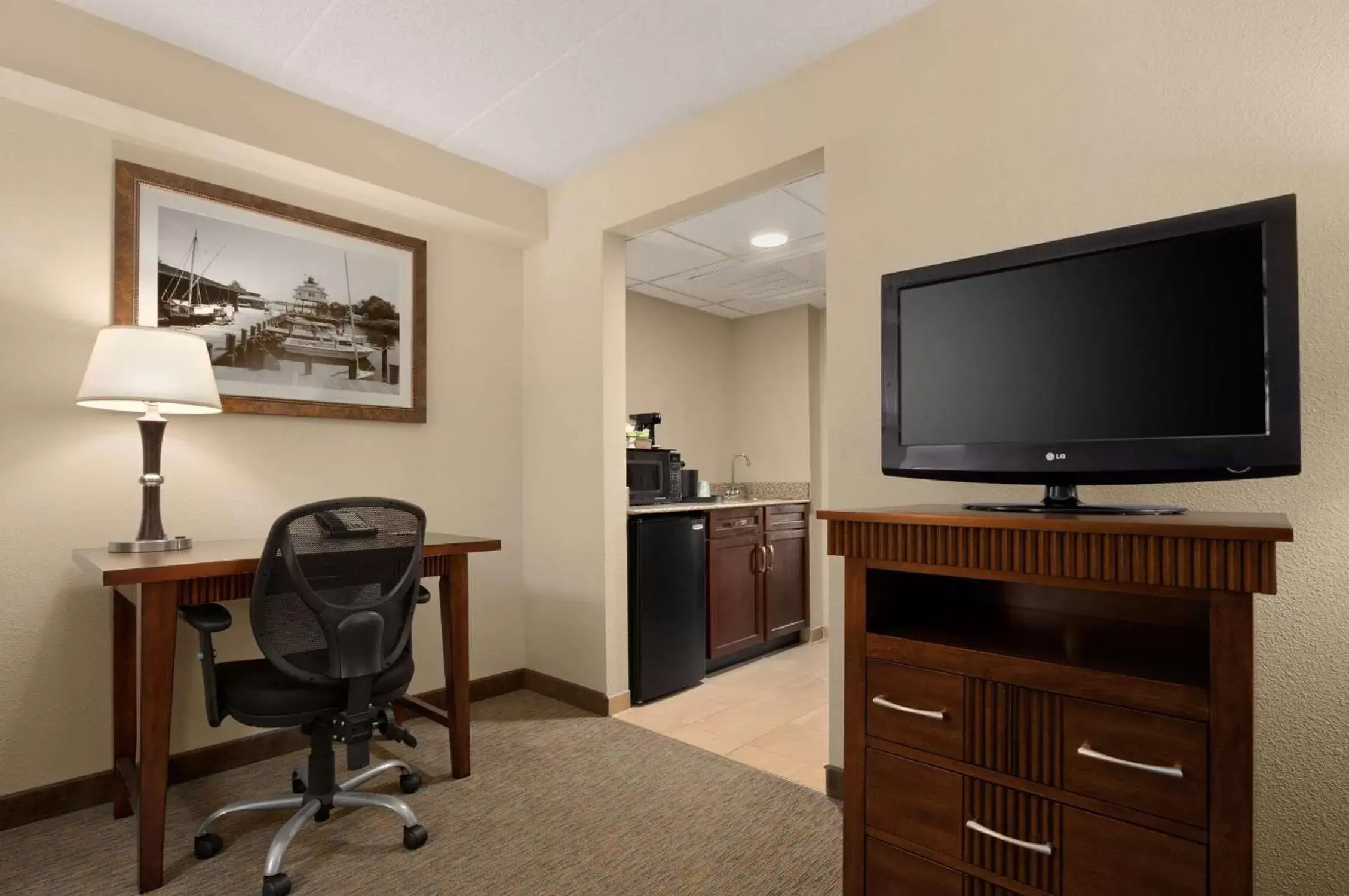 Bed, TV/Entertainment Center in Hampton Inn Lexington Park