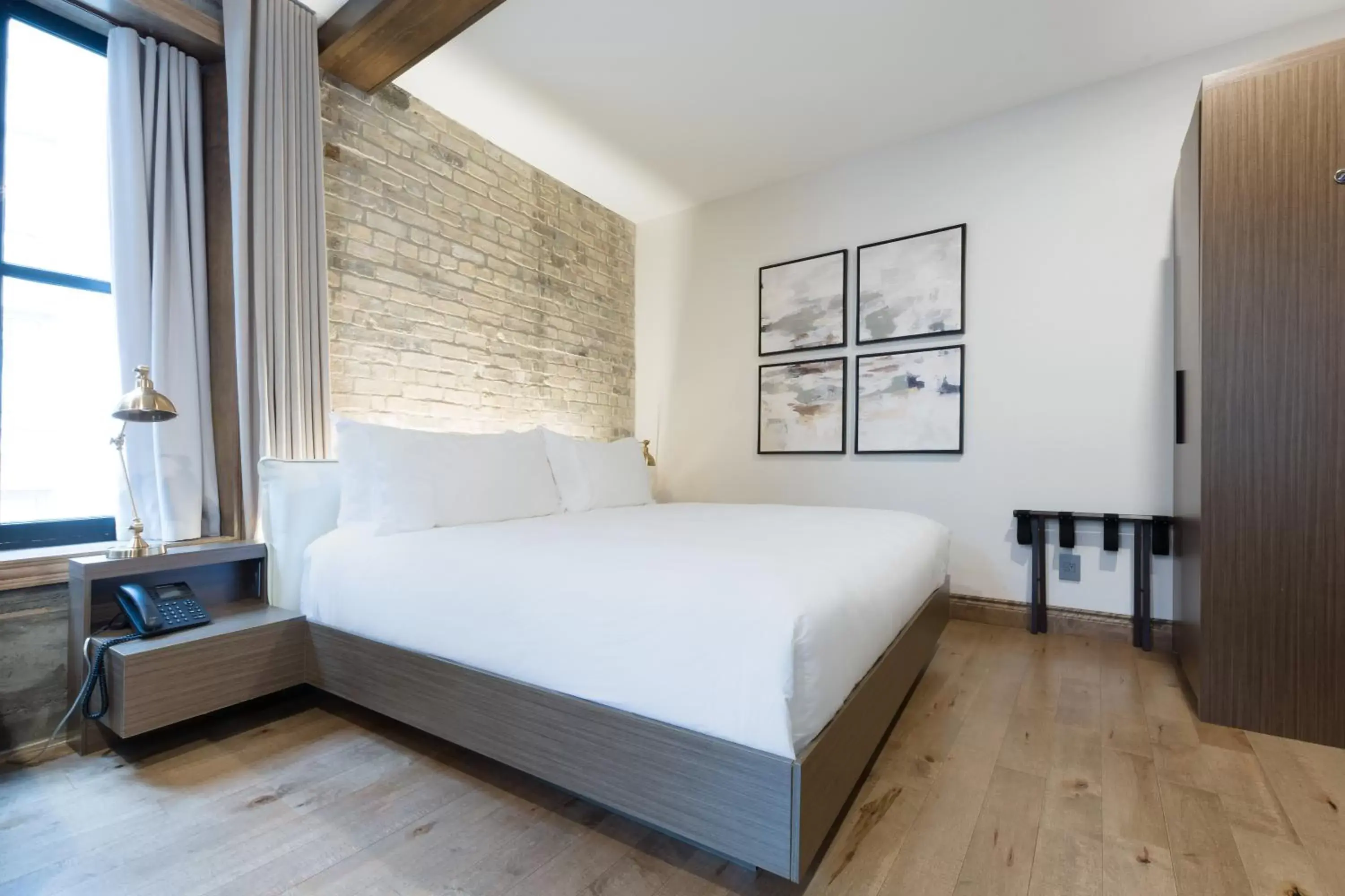 King-bed studio with Sofa-bed - MK251 in La Maison Kent - Par Les Lofts Vieux-Québec