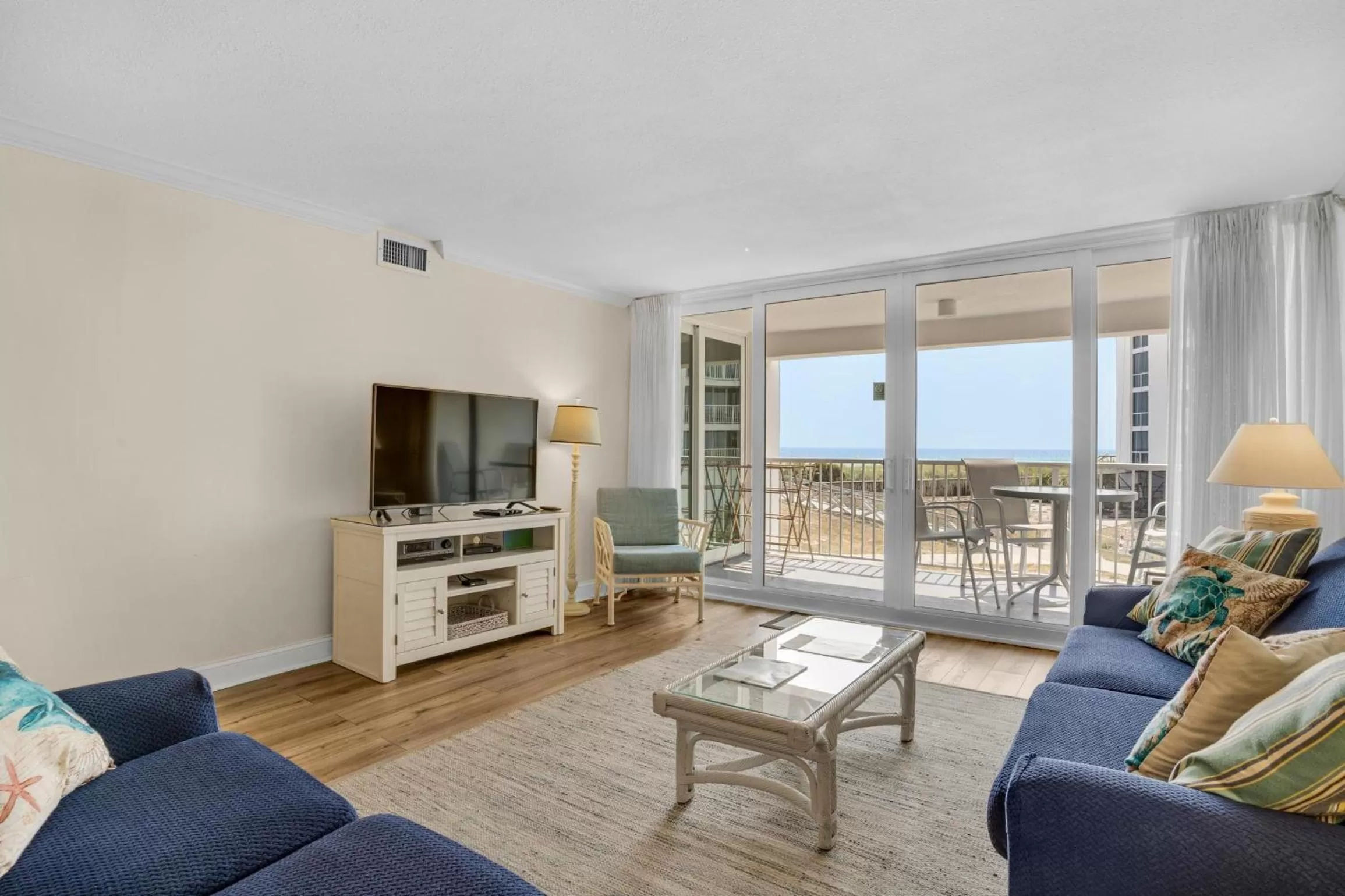 Seating Area in Shoreline Towers 1024