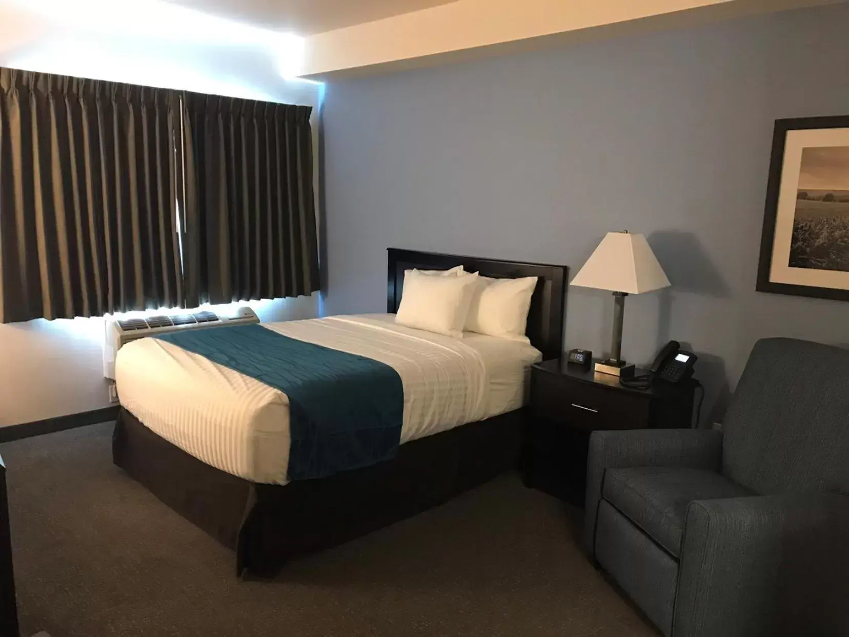 Bed in Cobblestone Inn & Suites – Manchester