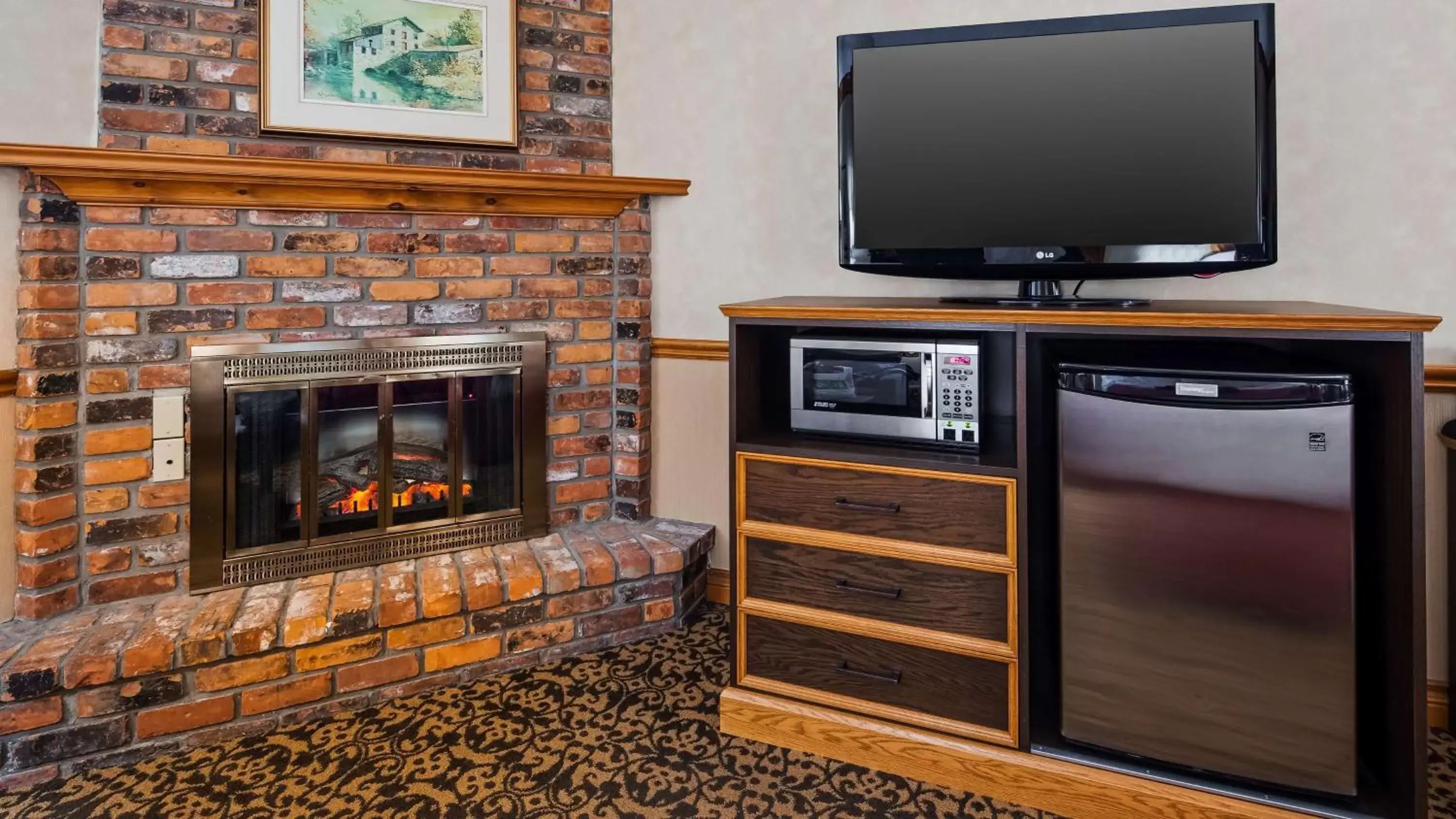 flat iron, TV/Entertainment Center in Best Western Parkway Inn & Conference Centre