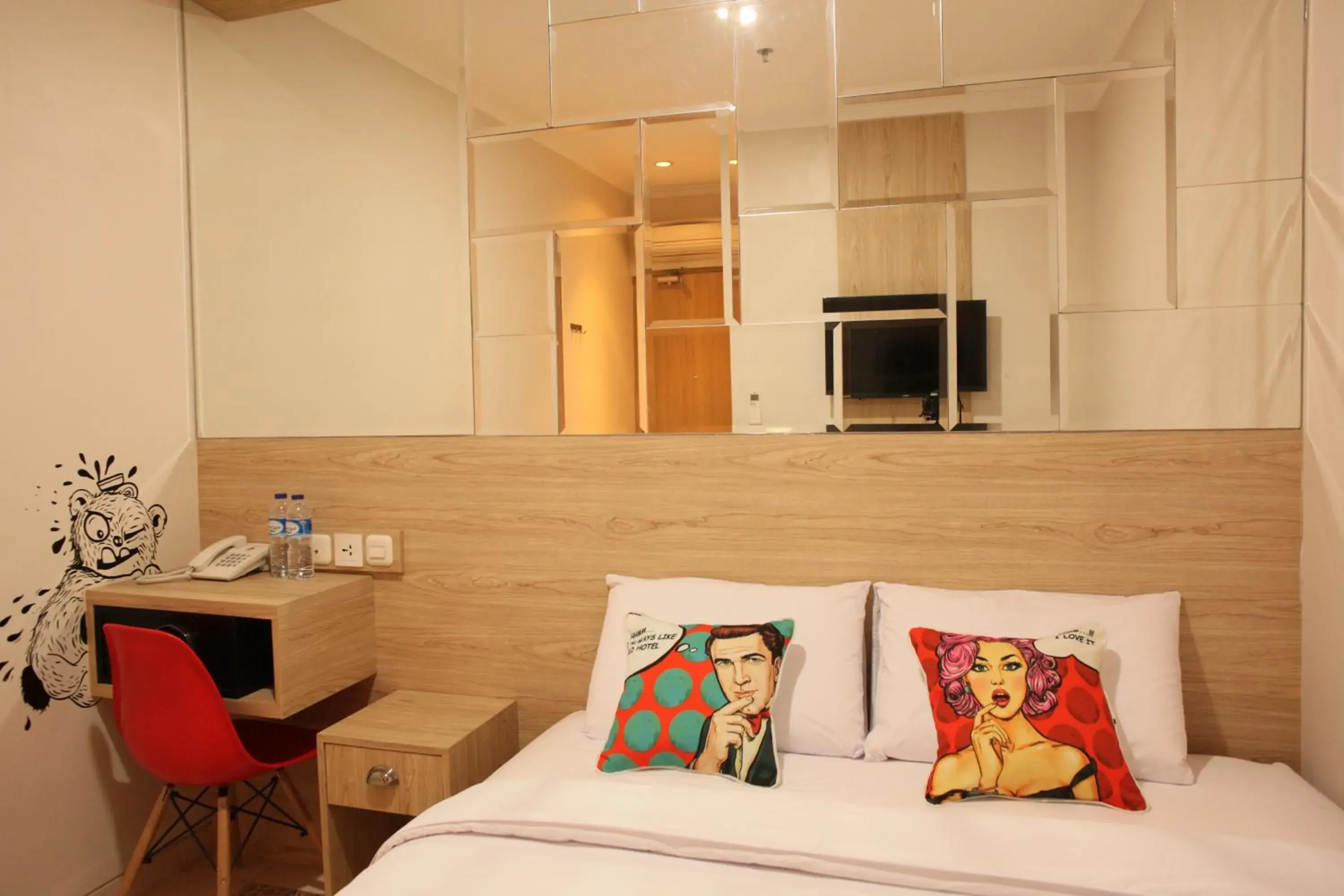 Bedroom, TV/Entertainment Center in Bold Hotel Jakarta