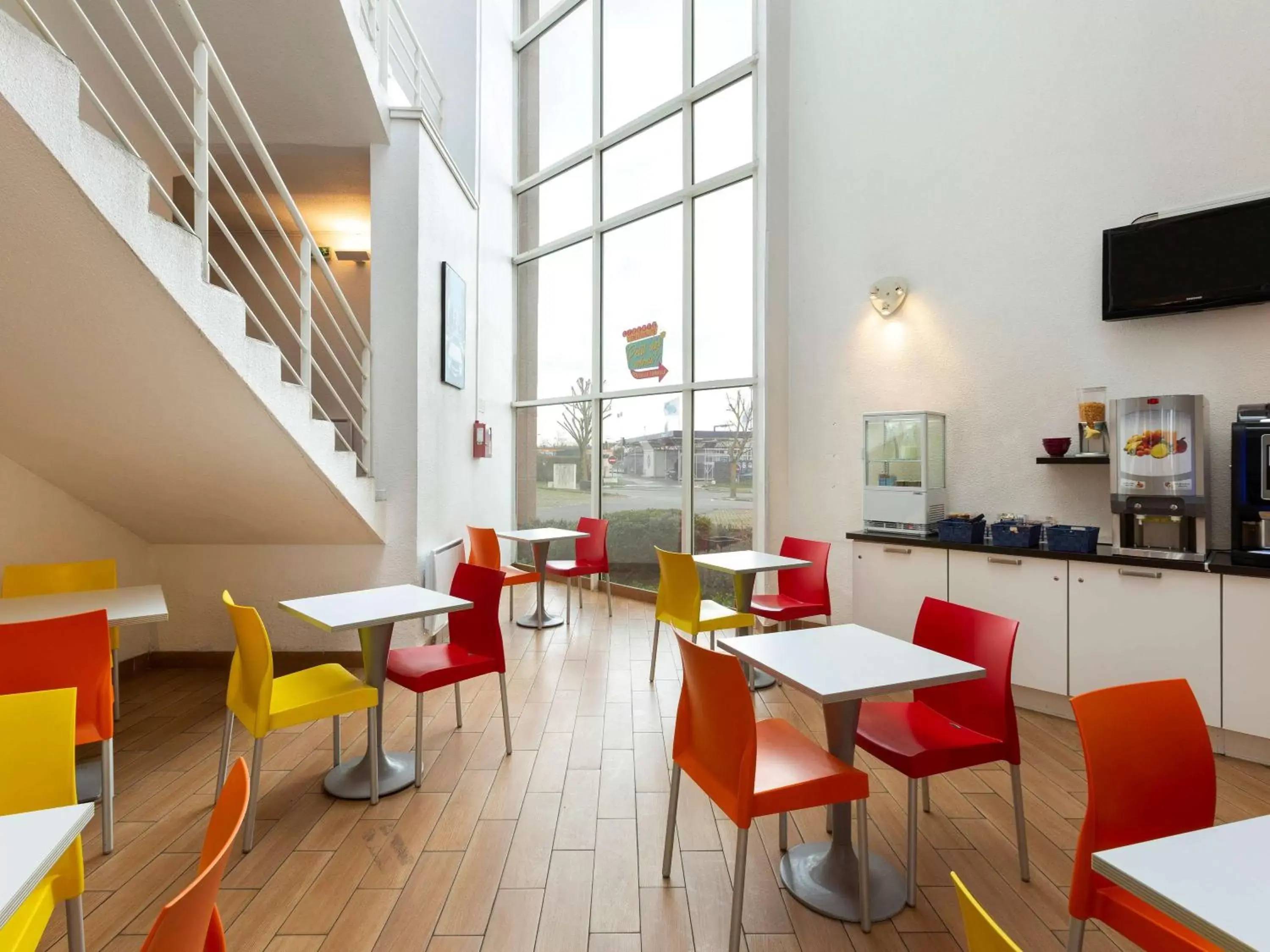 Property building, Restaurant/Places to Eat in Hôtel F1 Reims Tinqueux