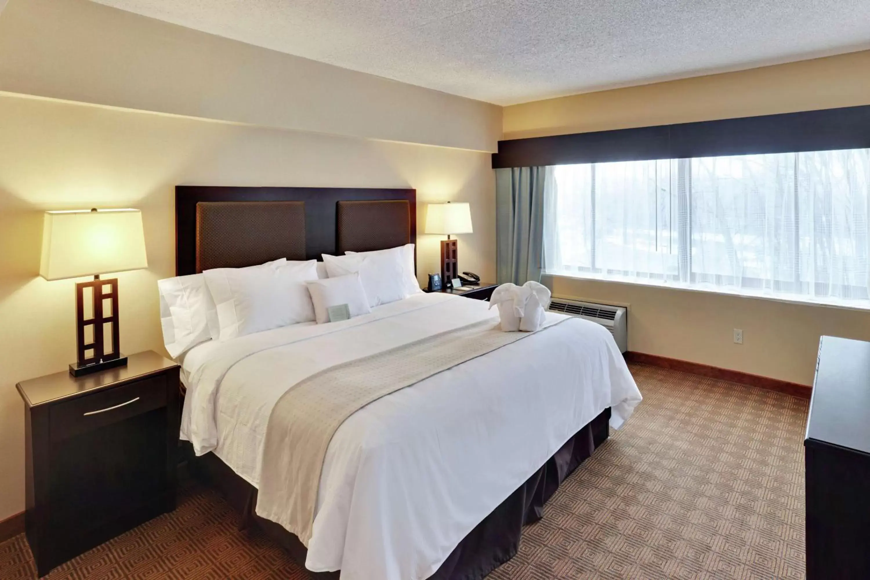 Bed in DoubleTree by Hilton Tinton Falls-Eatontown