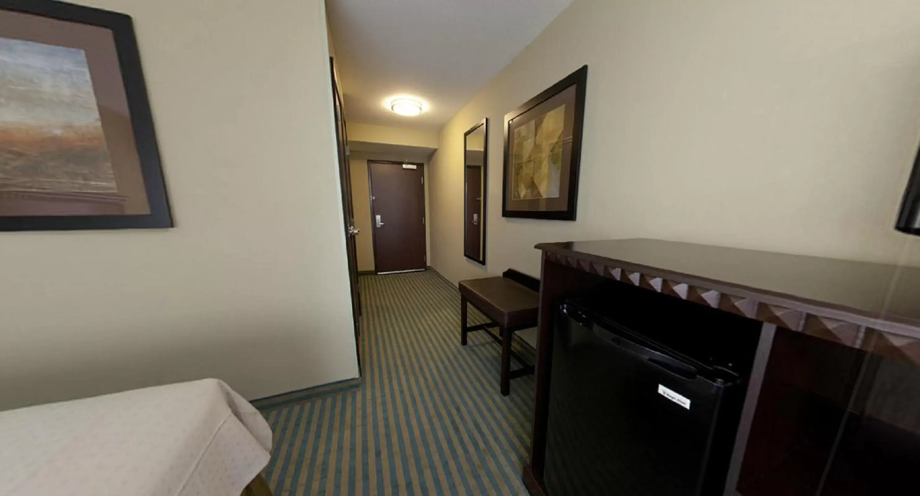 Bedroom, TV/Entertainment Center in Holiday Inn Columbia East, an IHG Hotel