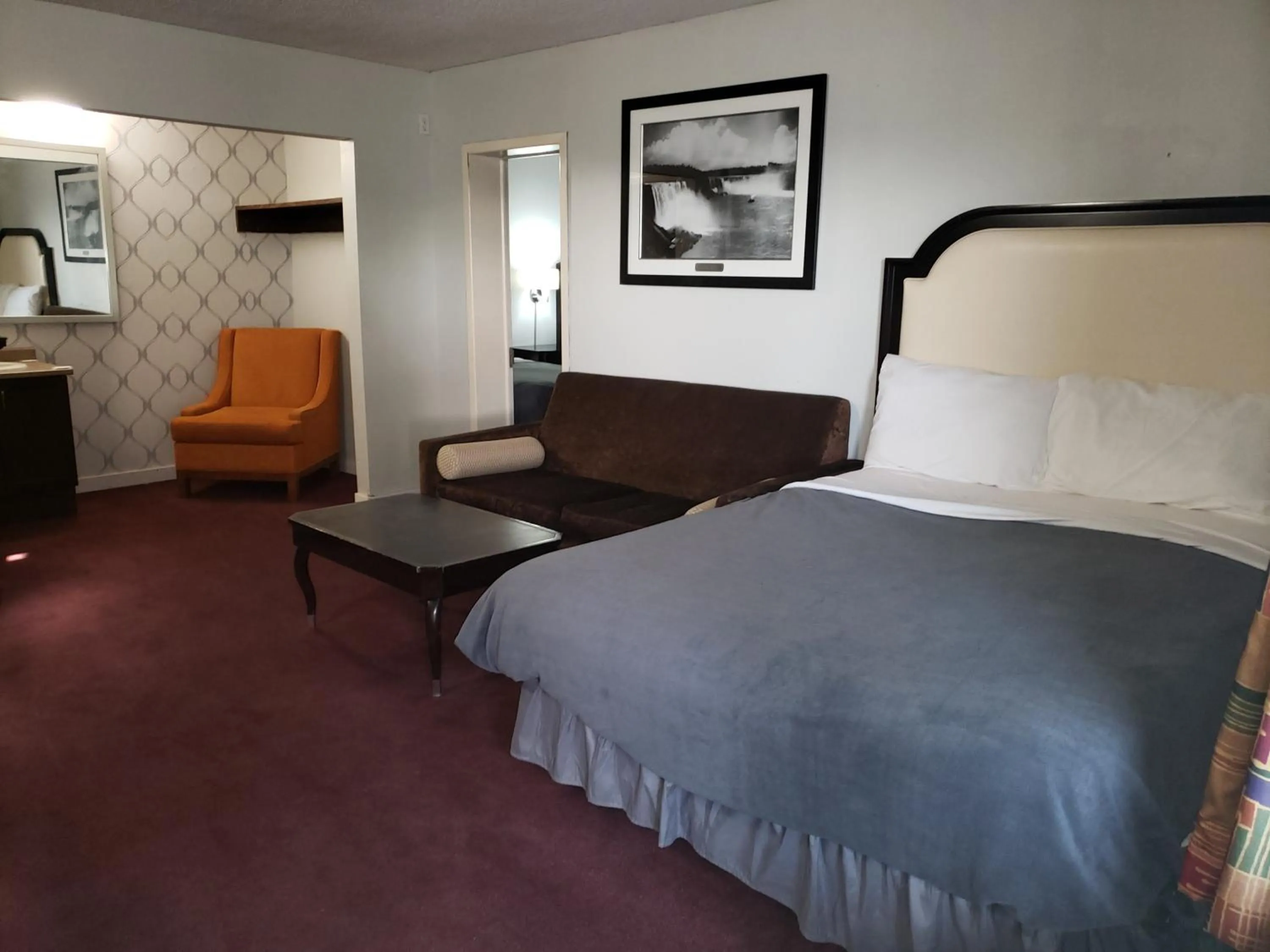 Bed in Niagara Falls Courtside Inn