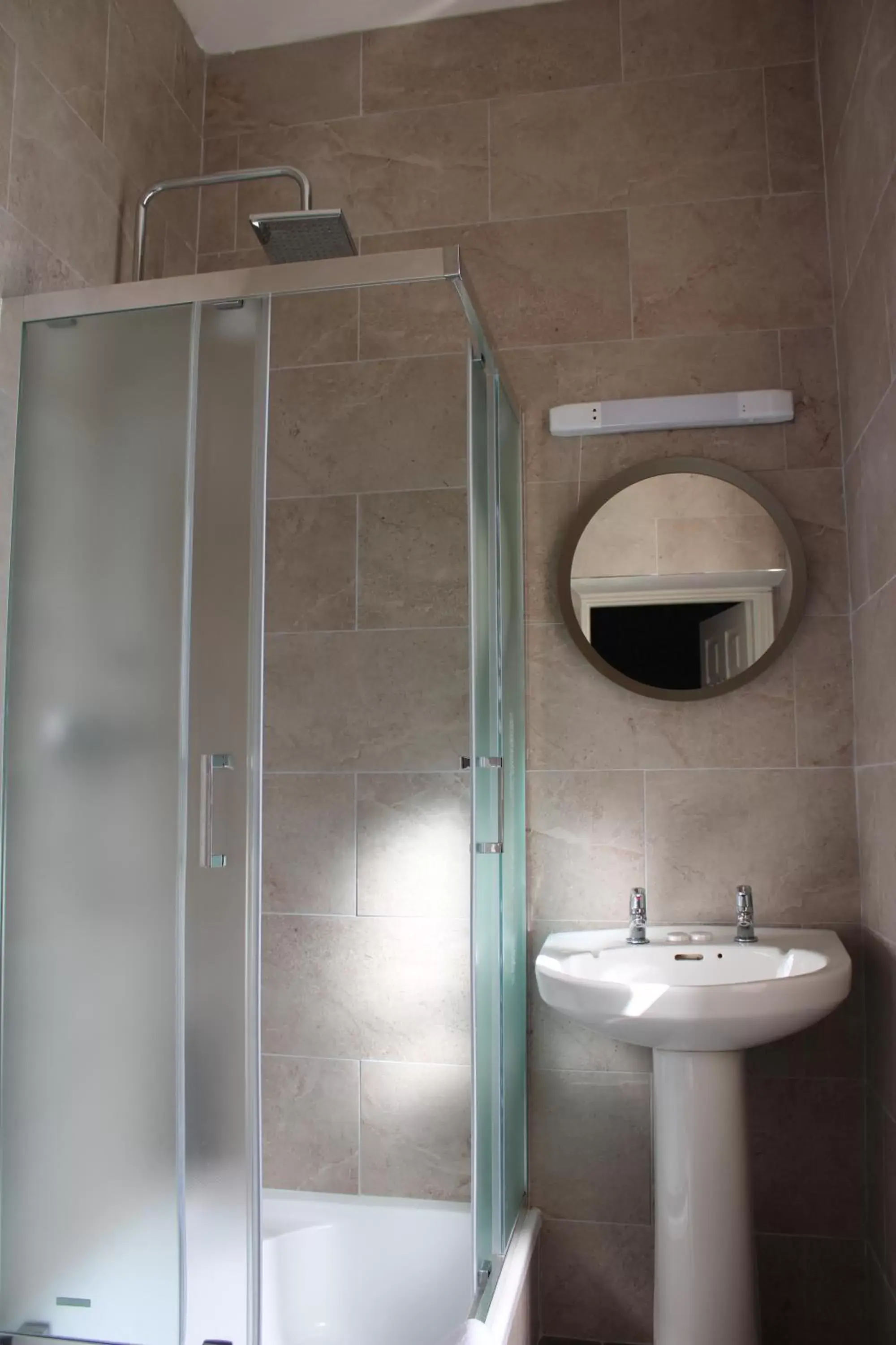 Shower, Bathroom in Kildare House Hotel