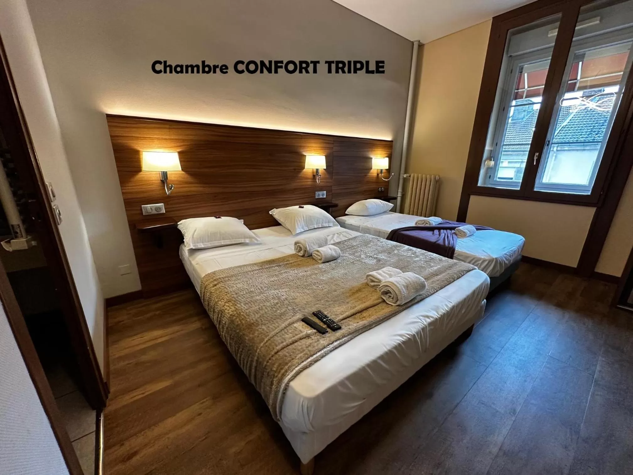 Bed in Hôtel Terminus - Pizzeria Pizz'a gogo - salle de sport - face à la gare