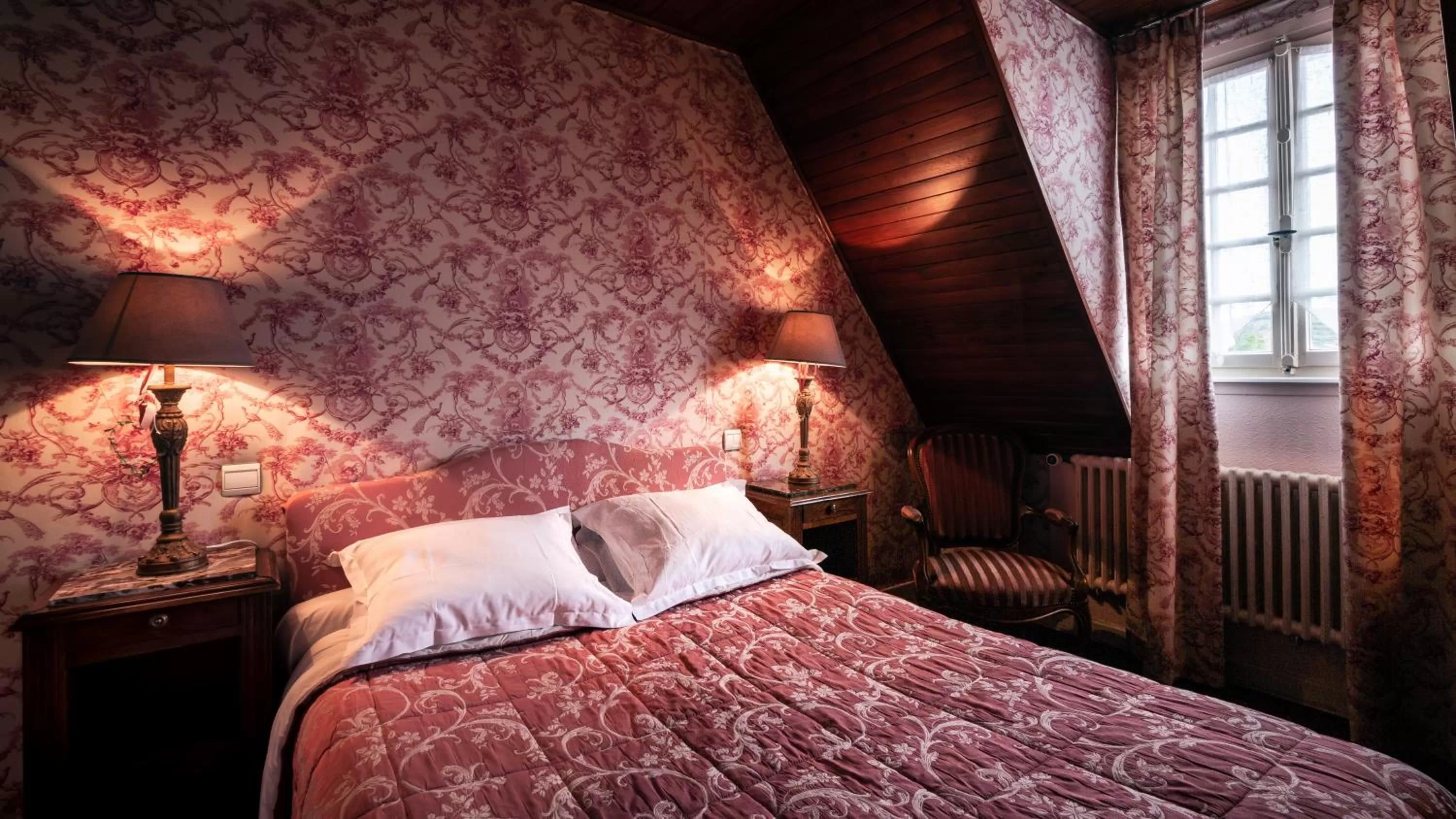 Bed in Hôtel des Deux Clefs