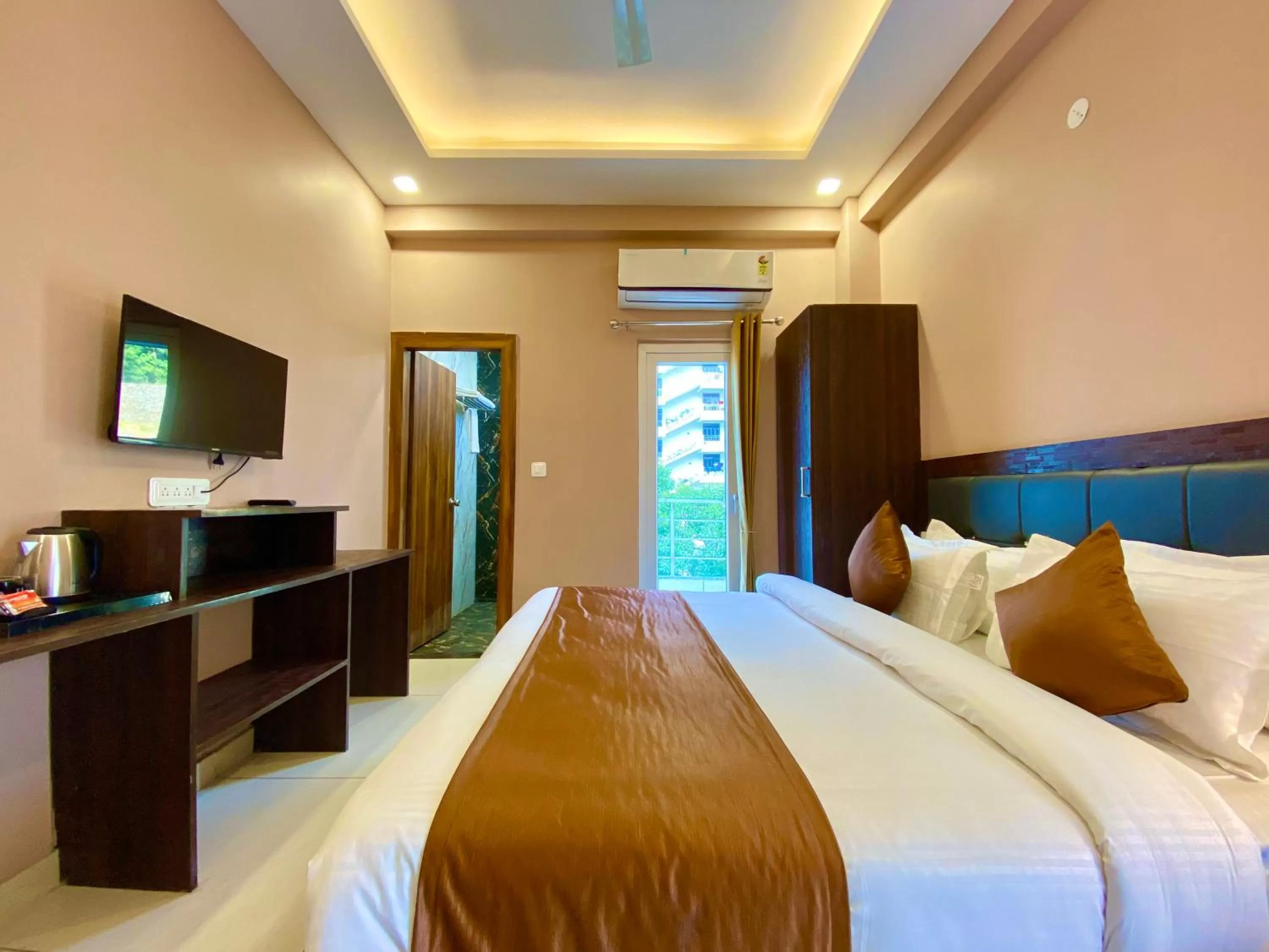 Bed in Hotel Shiv Inn Near Secret Waterfall