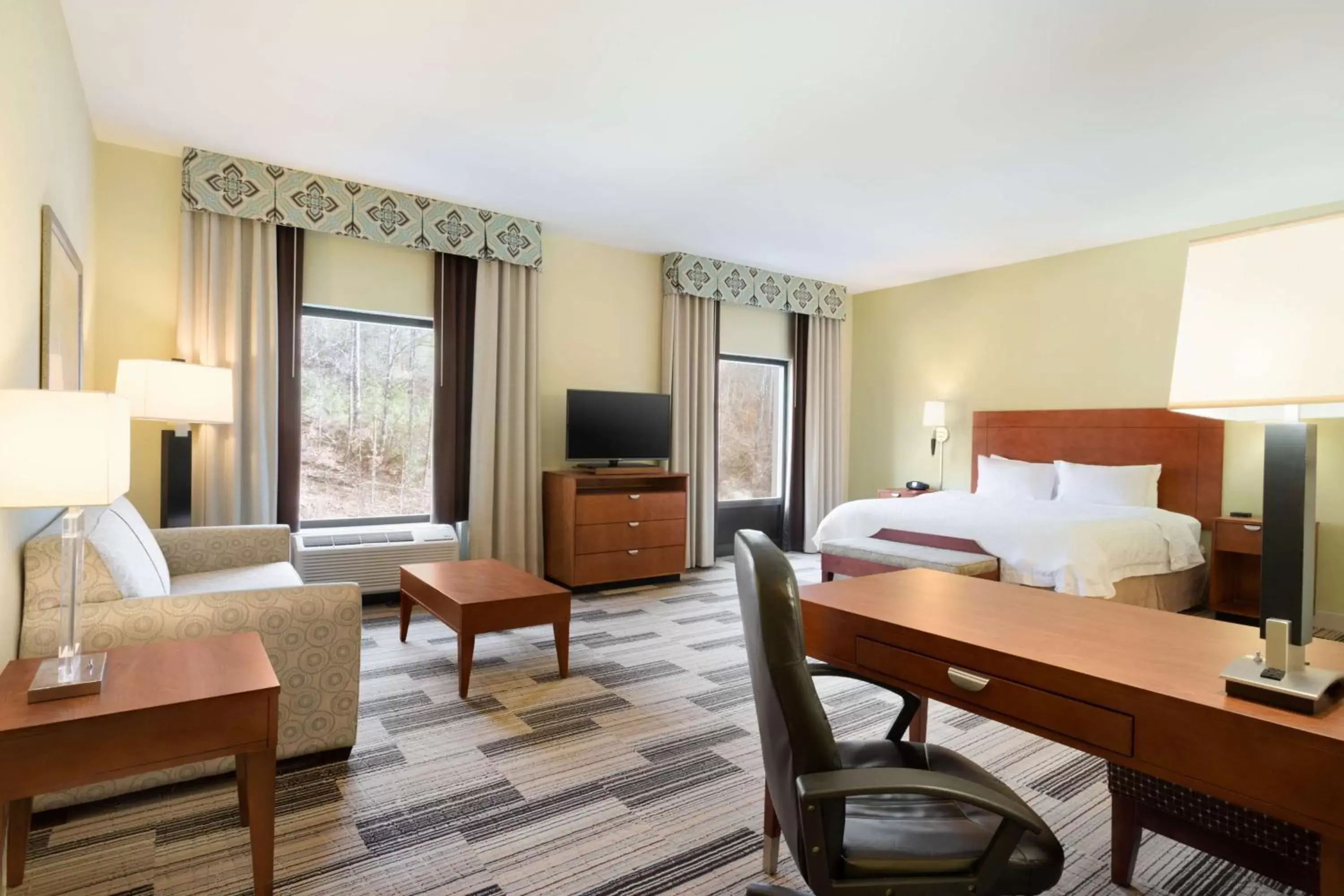 Bed in Hampton Inn & Suites Birmingham Airport Area