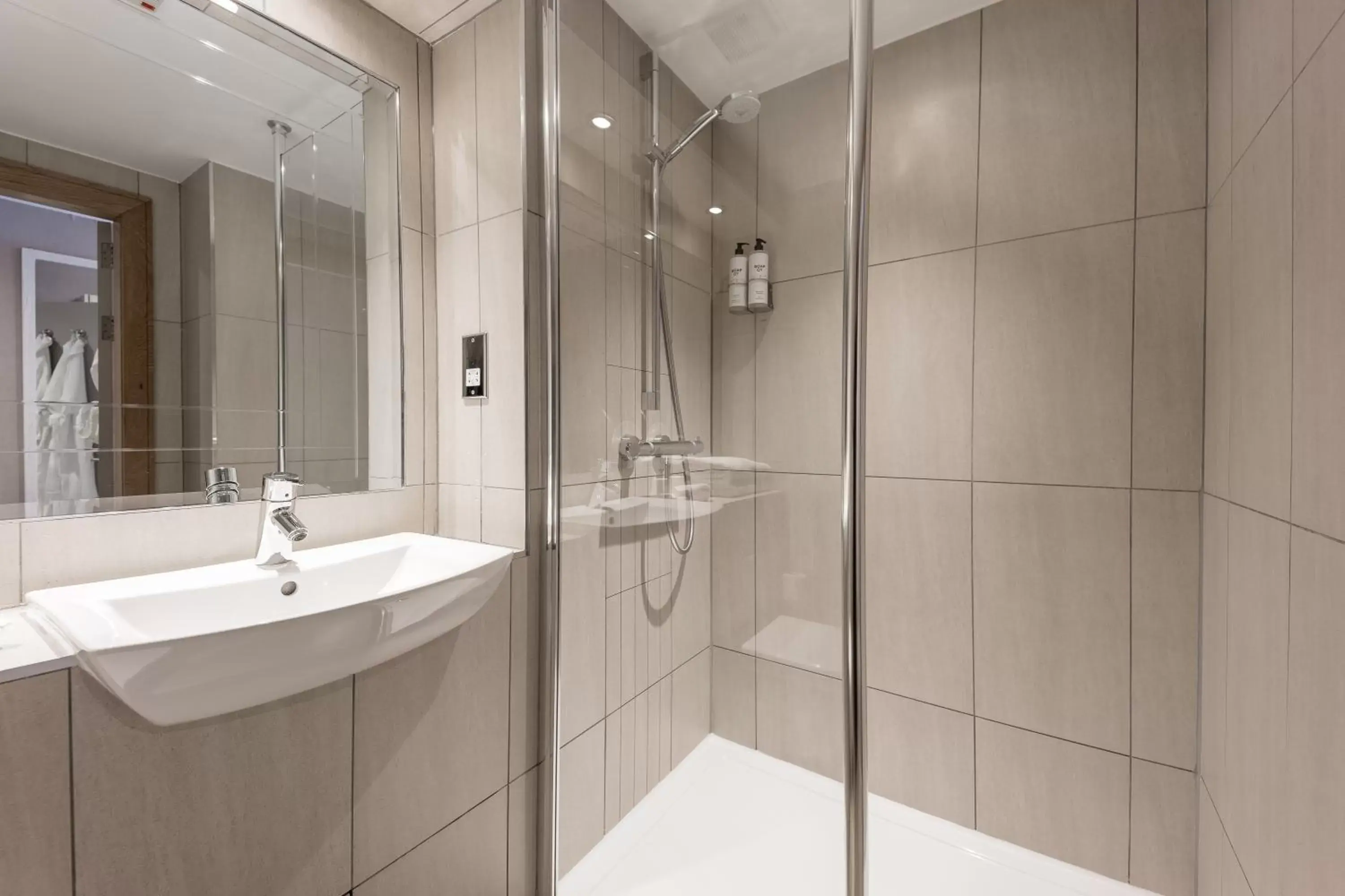 Shower, Bathroom in Murrayfield Hotel