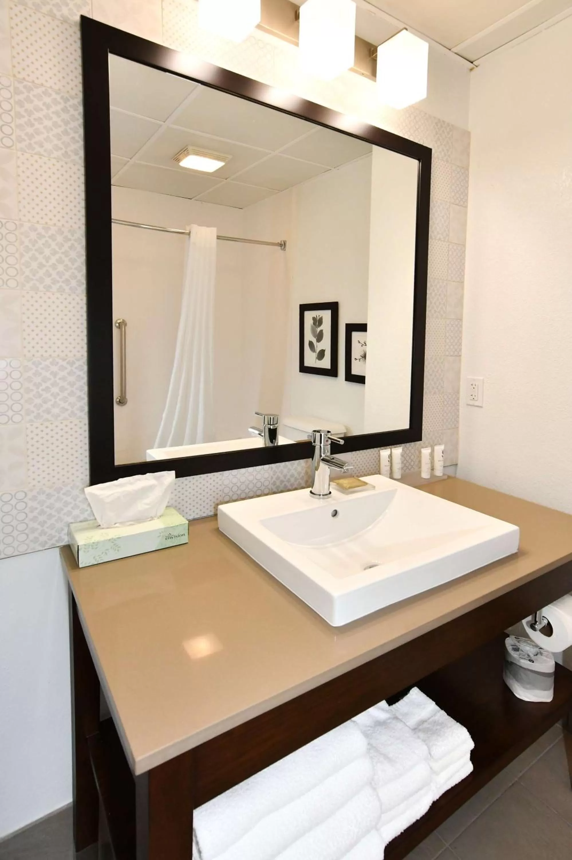 Bathroom in Country Inn & Suites by Radisson, Mount Morris, NY