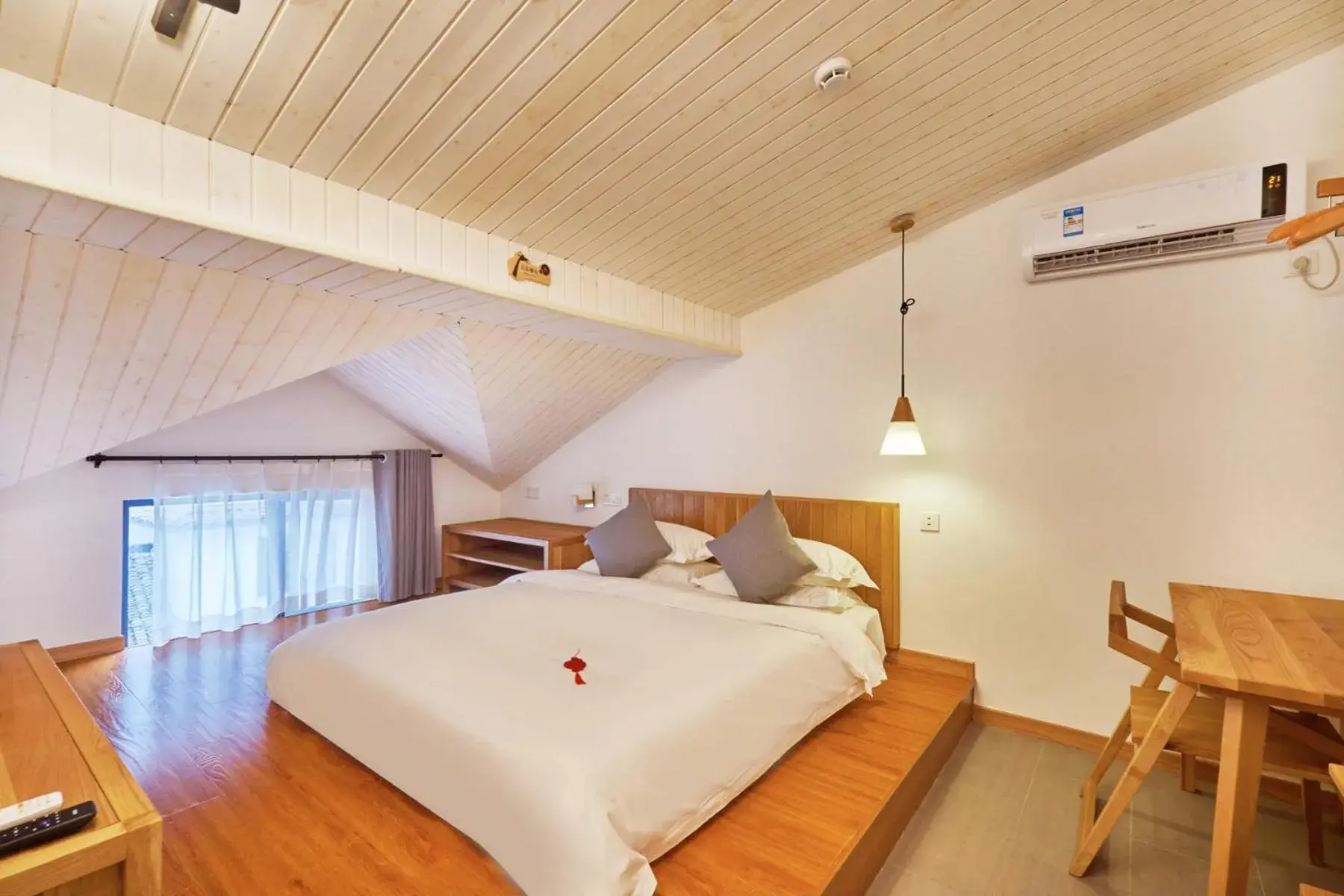 Deluxe Double Room projector equipped in Hangzhou Yueshang Yunshe Boutique Hostel