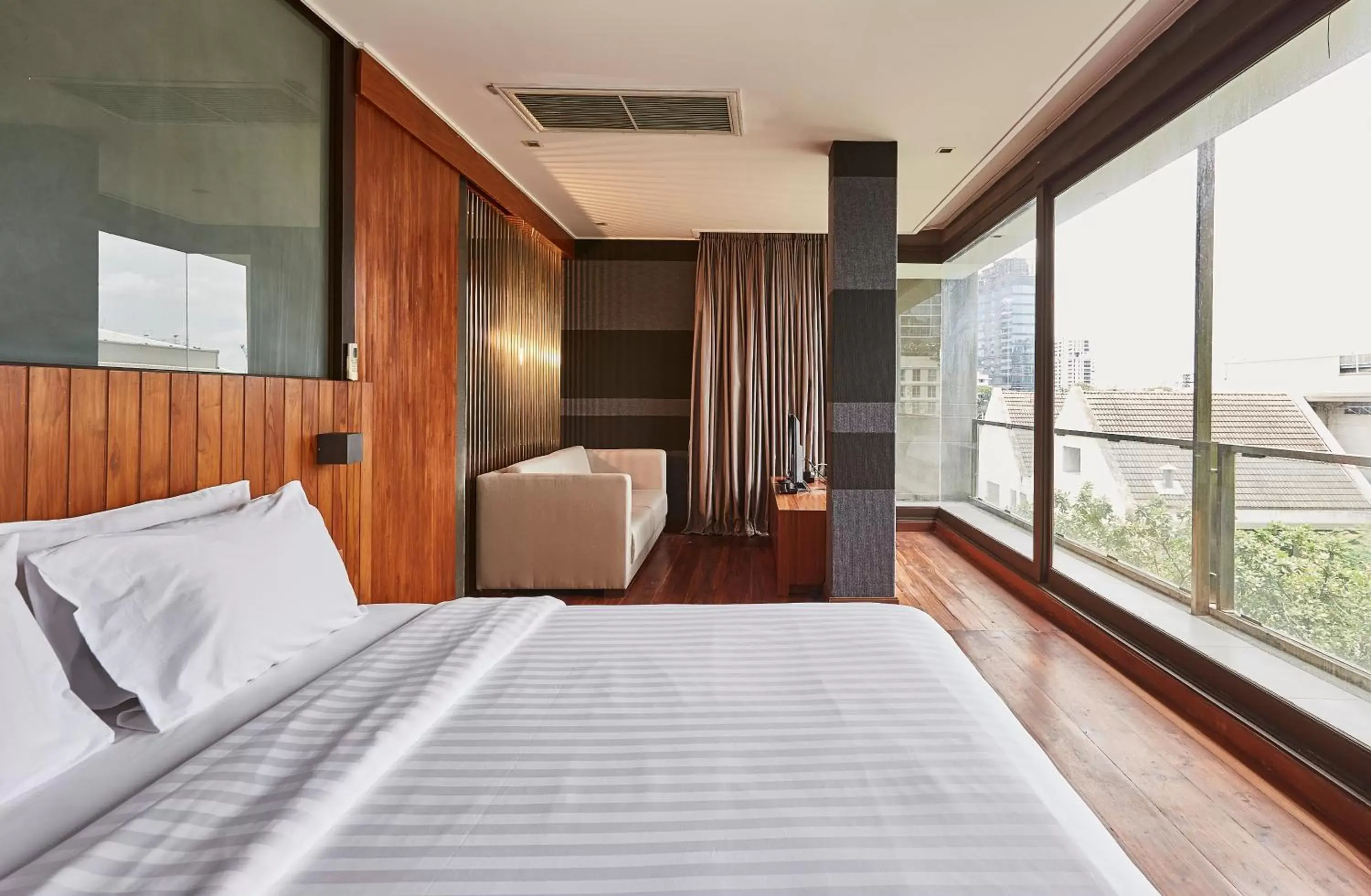 Living room, Bed in LUXX Langsuan Hotel - SHA Plus