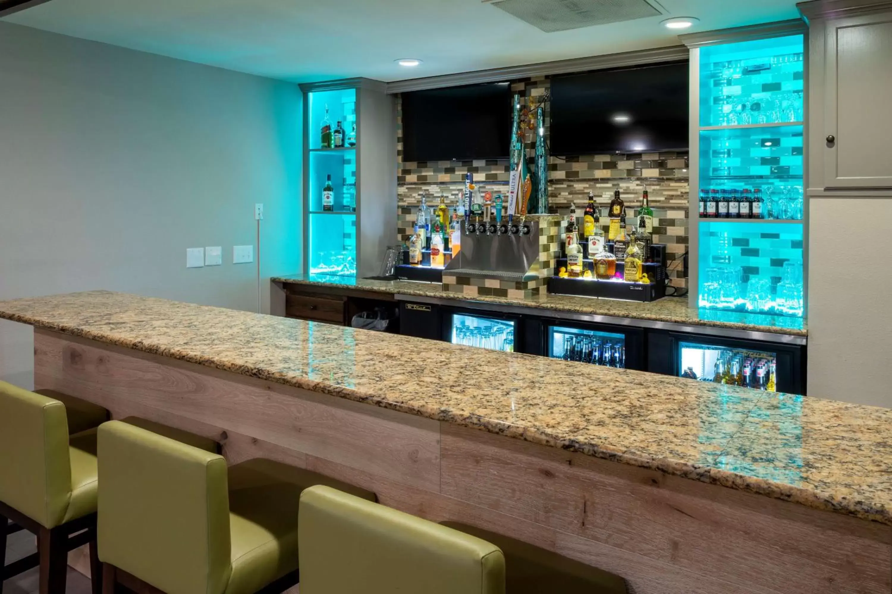 Lounge or bar, Lounge/Bar in Country Inn & Suites by Radisson, Fargo, ND