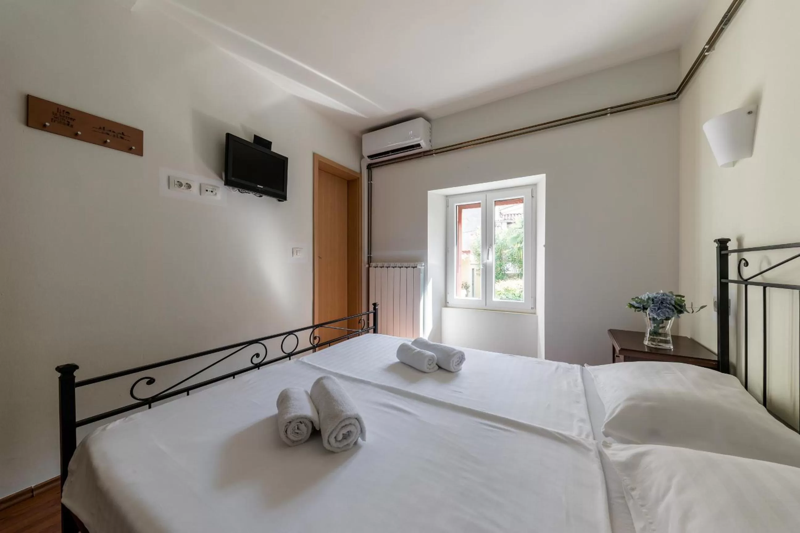 Photo of the whole room, Bed in Miracolo di Mare Retro