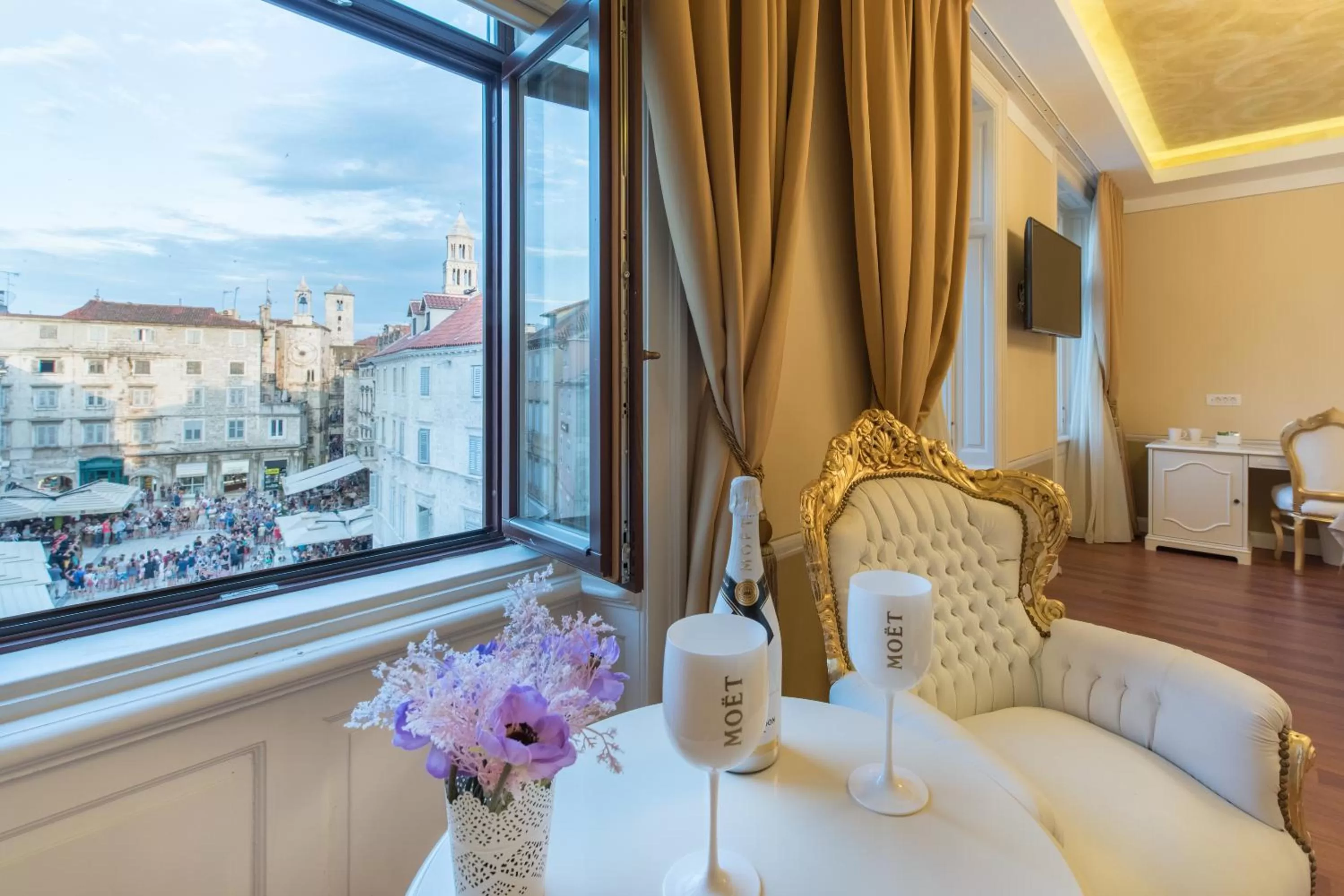 Restaurant/places to eat in Central Square Heritage Hotel