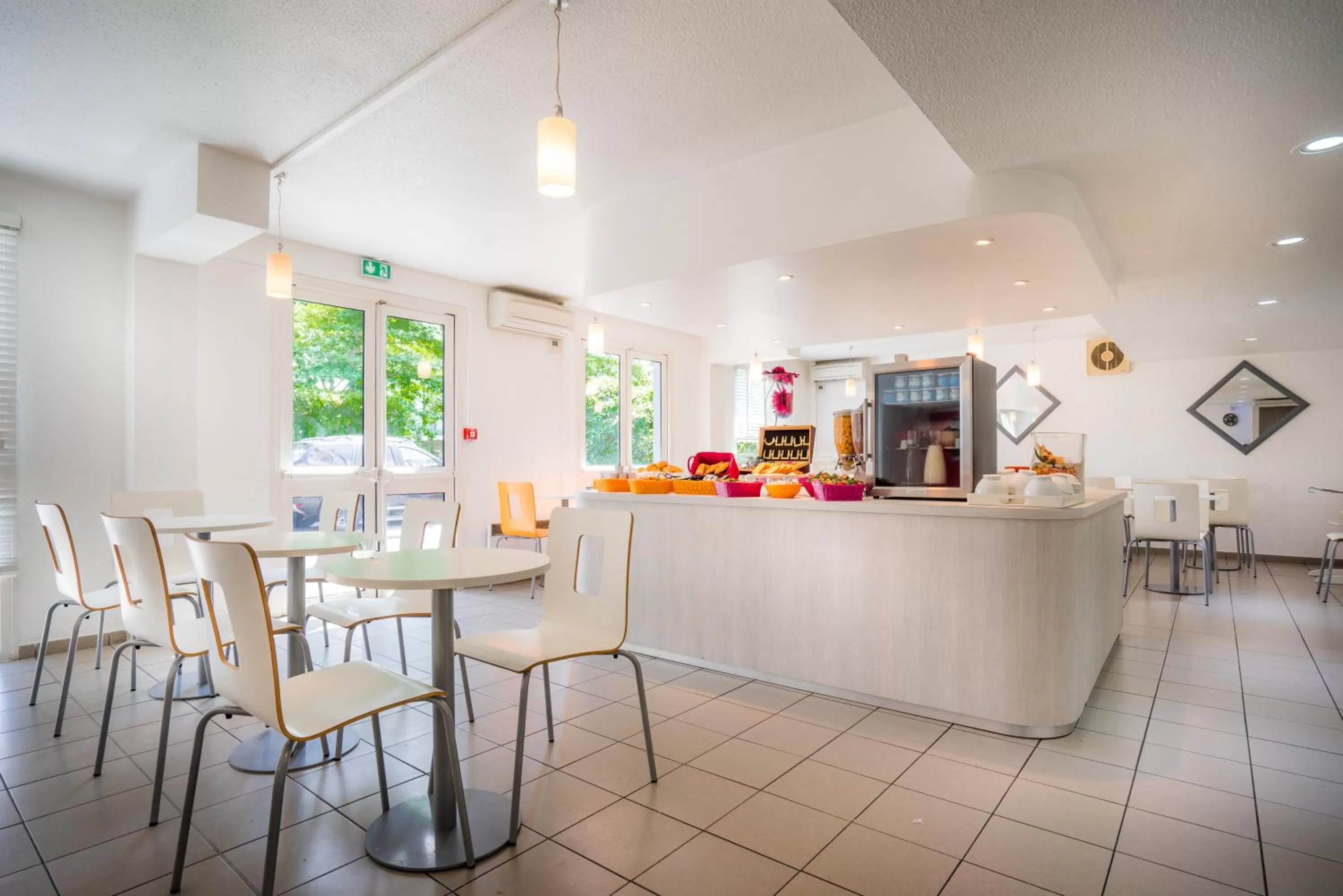 Restaurant/places to eat in Première Classe Rosny Sous Bois